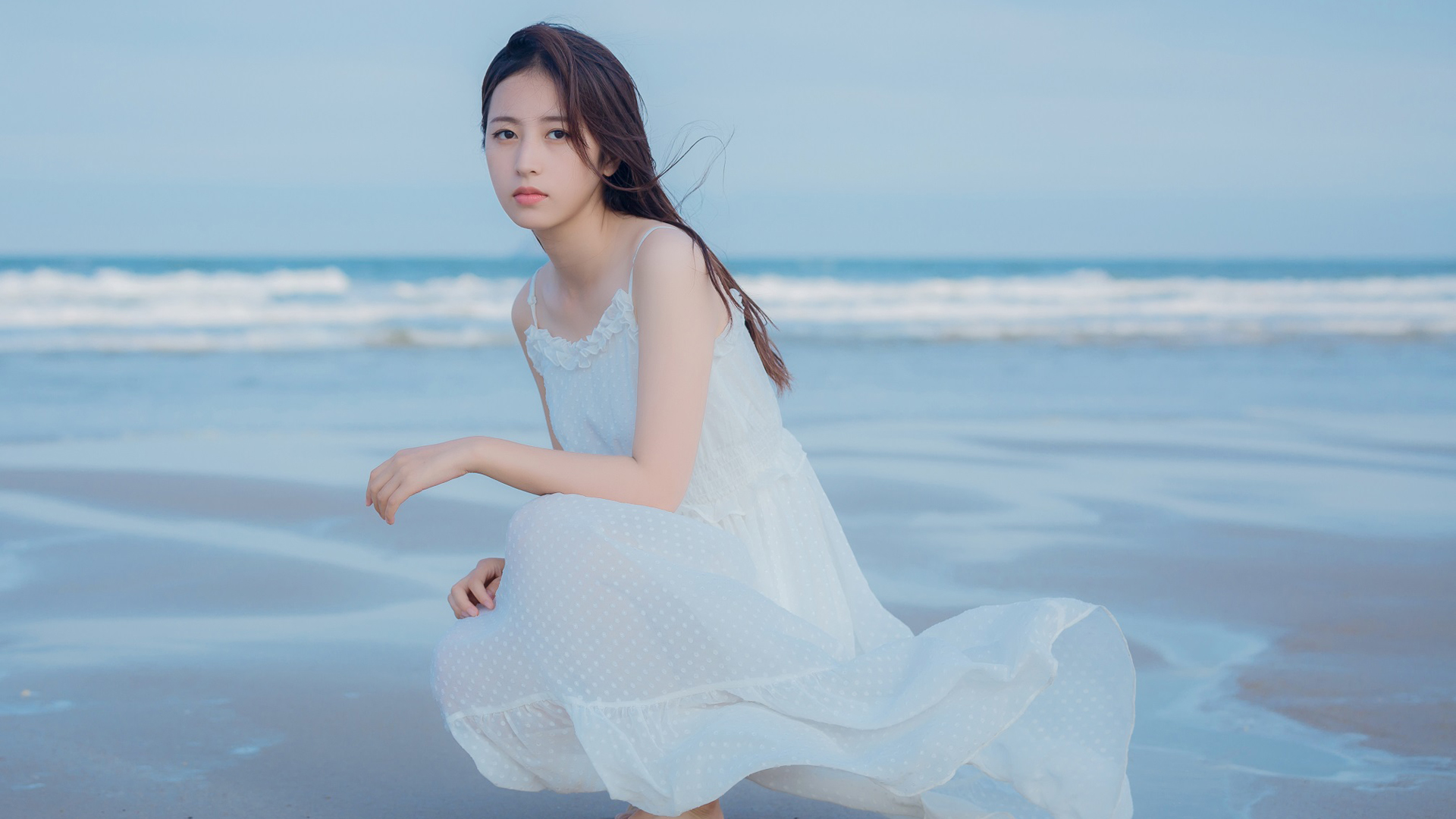 ['周雨彤 海边 白色连衣裙 写真 清新壁纸']
