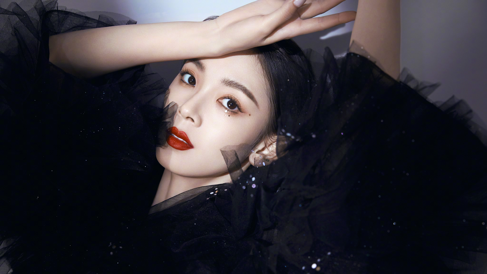 ['陈瑶 黑色丝绒长裙 性感诱人 美女壁纸']