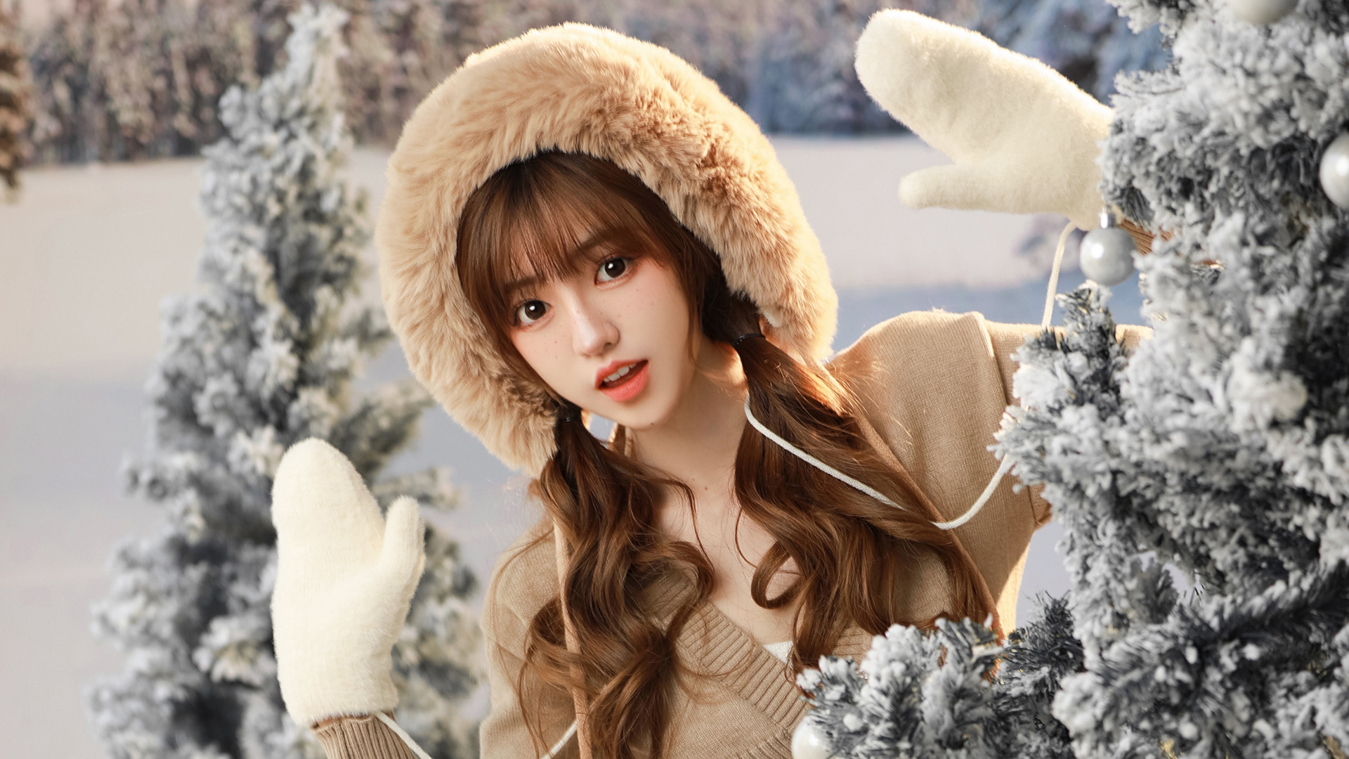 ['圣诞女孩 冬天 帽子 手套 雪 圣诞树 桌面壁纸']