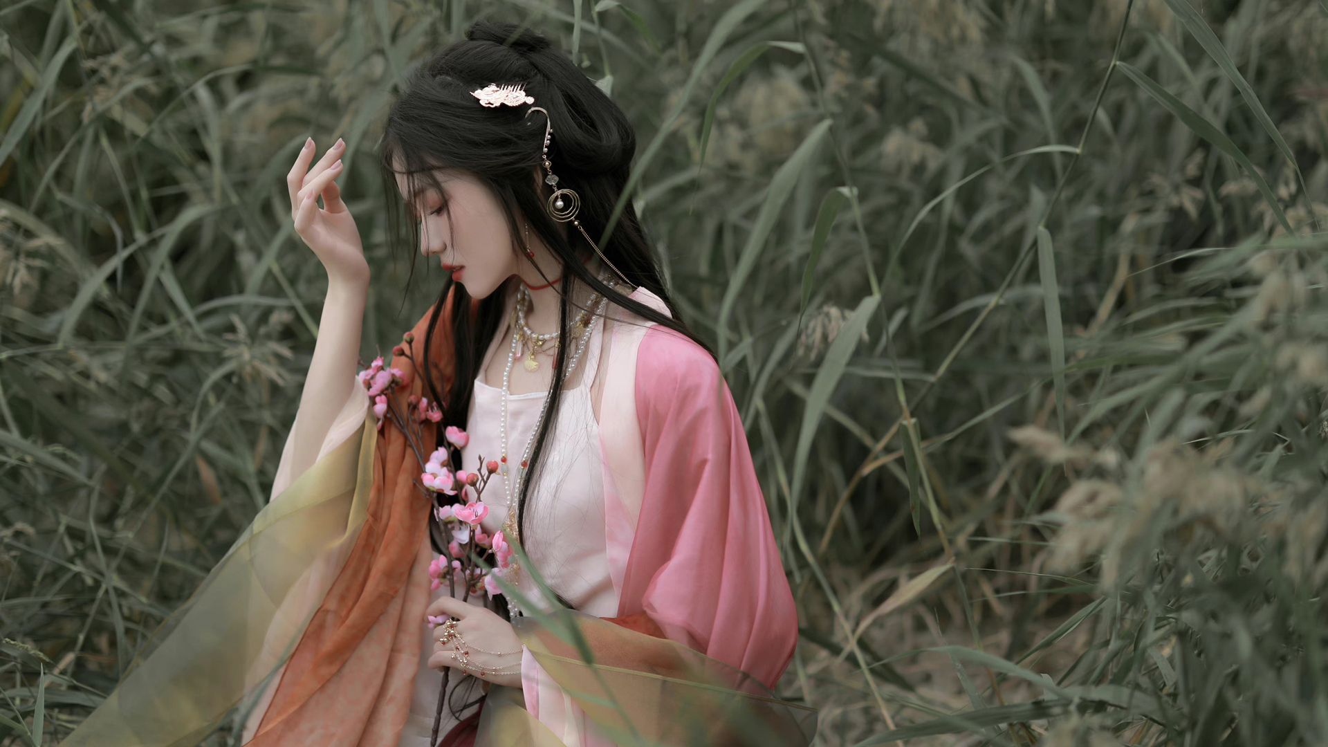 ['户外 粉色古风裙子 侧脸 花 美女壁纸']