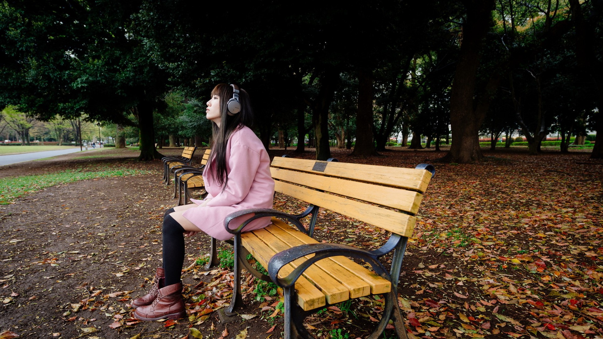 ['戴耳机的美女 公园 长椅 高清桌面壁纸']