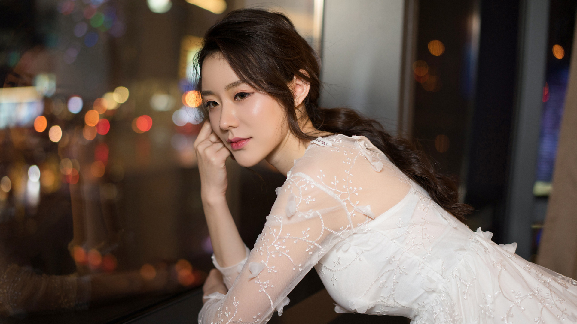 ['克拉女神江琴 白色裙子 侧脸高清美女壁纸']