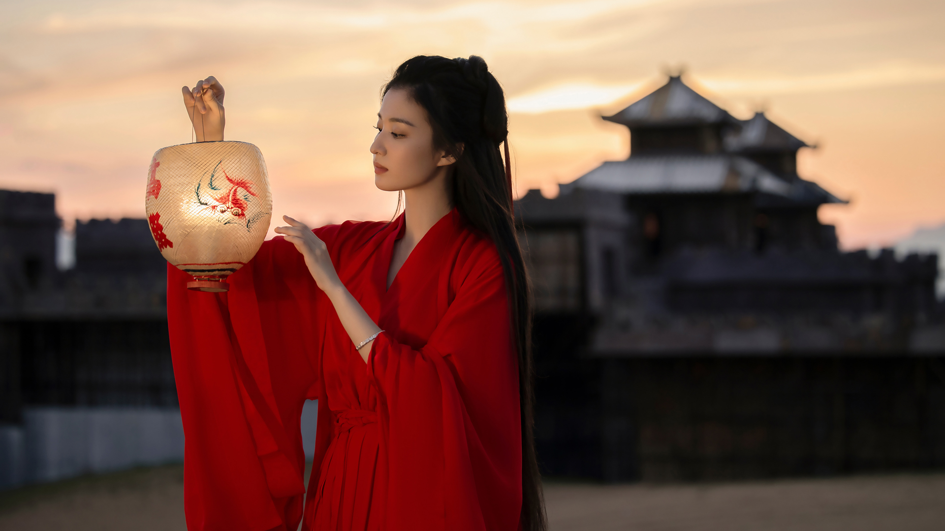 ['王楚然 红色古装裙子 灯笼 4K唯美古风美女壁纸']
