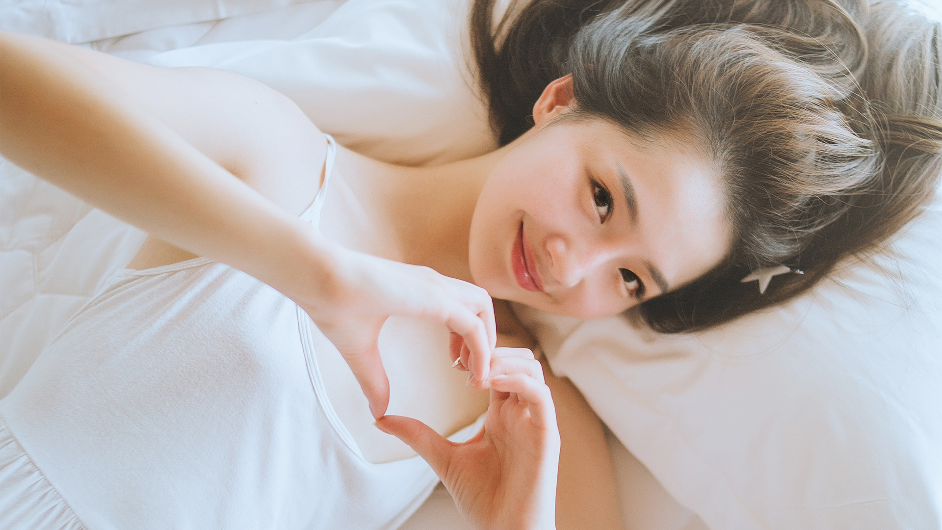 ['妮妮 爱心心形手势 桌面壁纸 4K高清 清纯可爱']