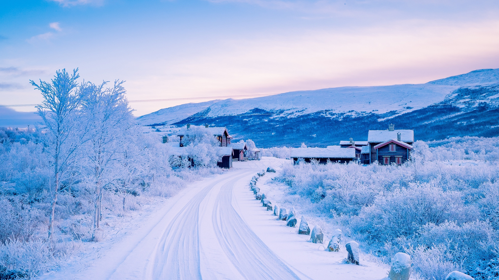 ['冬季 雪景 山路 房屋 自然风景桌面壁纸']