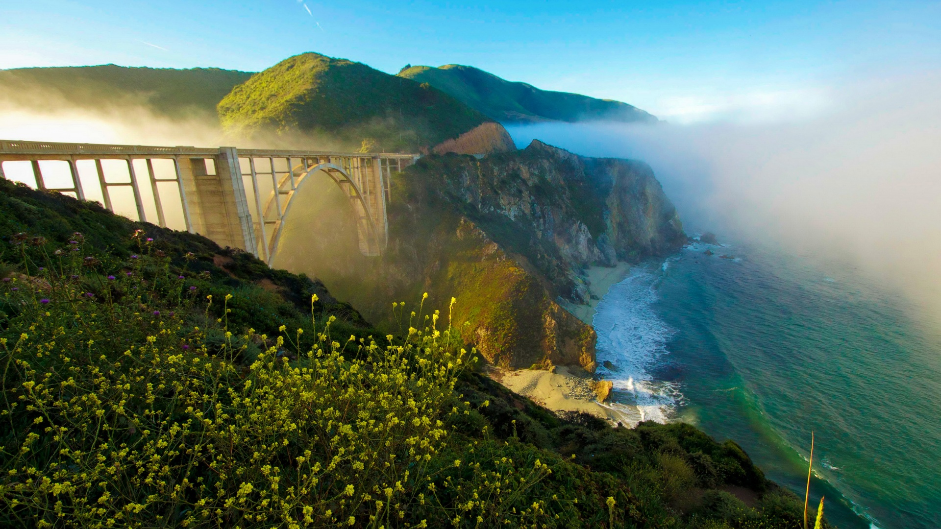 ['加州一号公路 金门大桥 悬崖海岸 雾景 天空 海洋 高清壁纸']