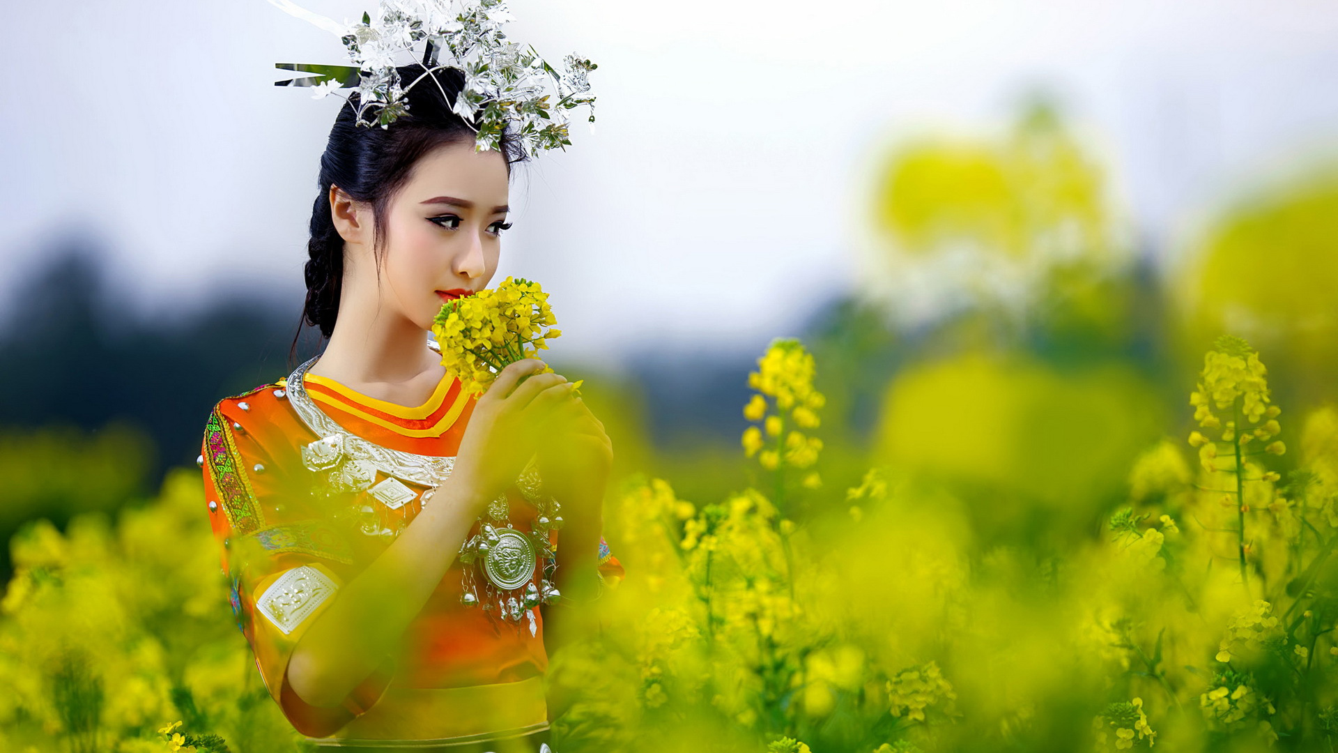 ['少数民族女孩 头饰 服饰 夏天花海 美女壁纸']
