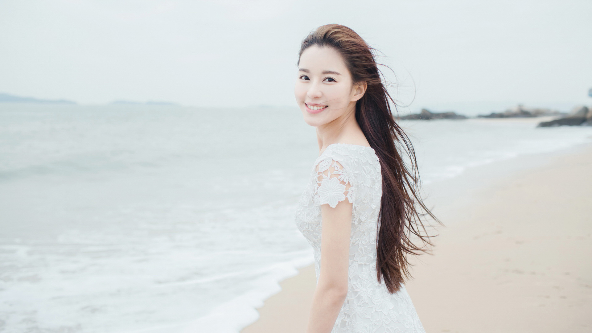 ['温心 Swan 海边白裙 写真小清新 桌面高清壁纸']