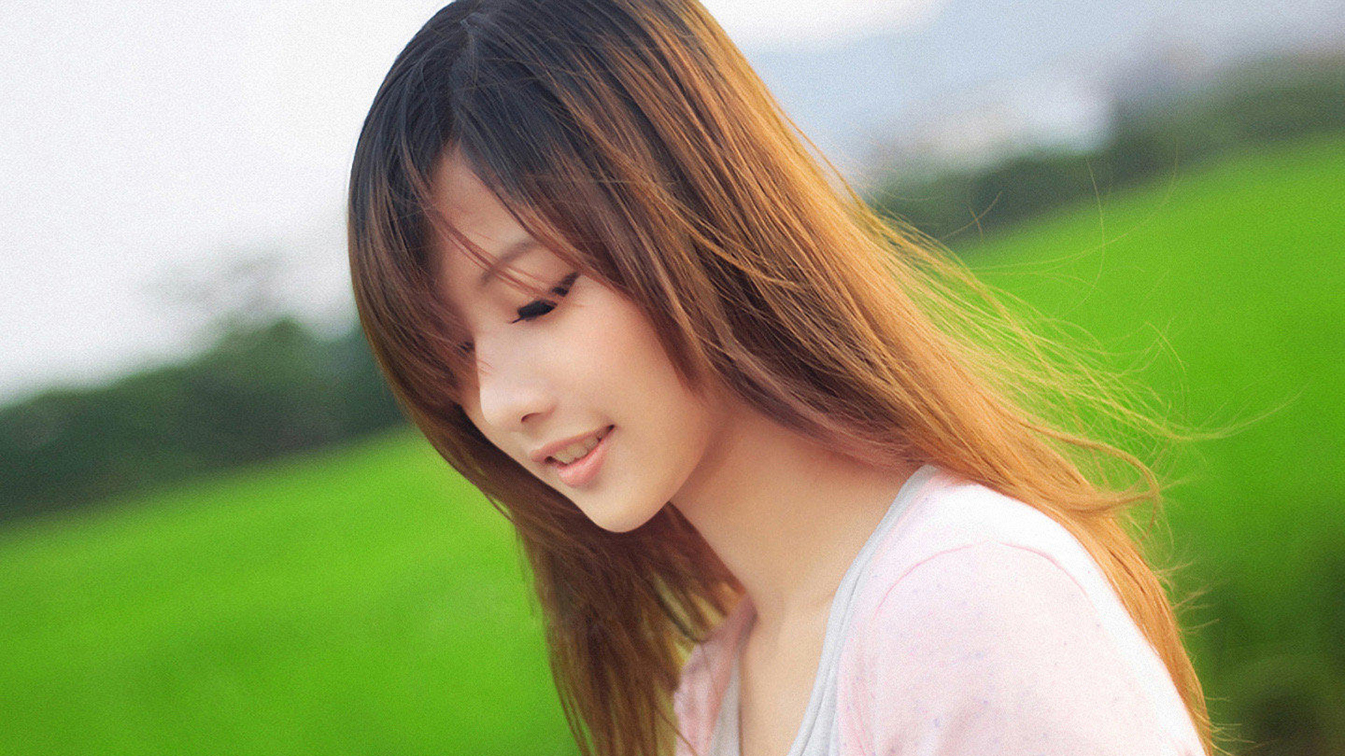 ['高清 护眼 柔光效果 美女 桌面壁纸 2025 办公推荐']