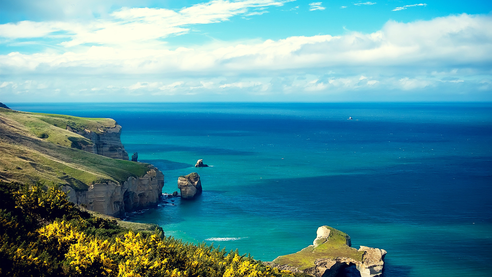 ['沿海悬崖 蓝色大海 天空风景 桌面壁纸']