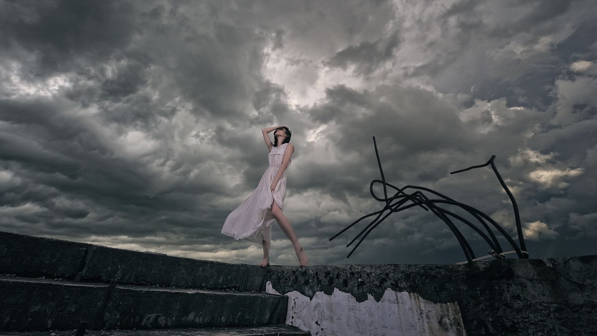 ['白色连衣裙 唯美姿势 天空背景 意境壁纸 美女写真 清新自然 高清壁纸']