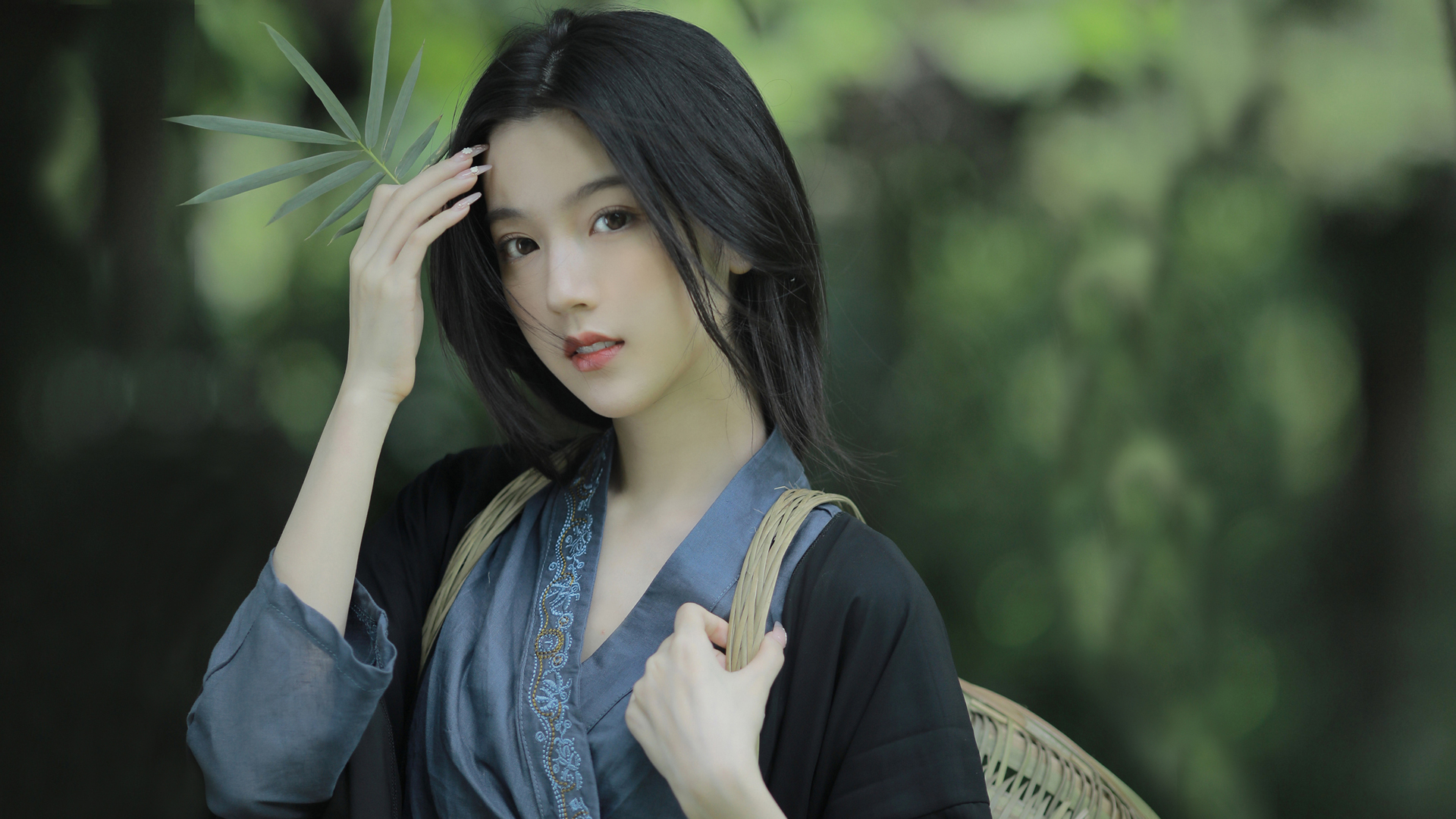['乡村居士竹篓竹林古风清纯美女4K高清壁纸']