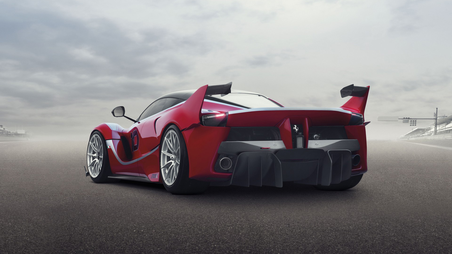 ['法拉利 FXX K 超级跑车 后视图 高清壁纸']
