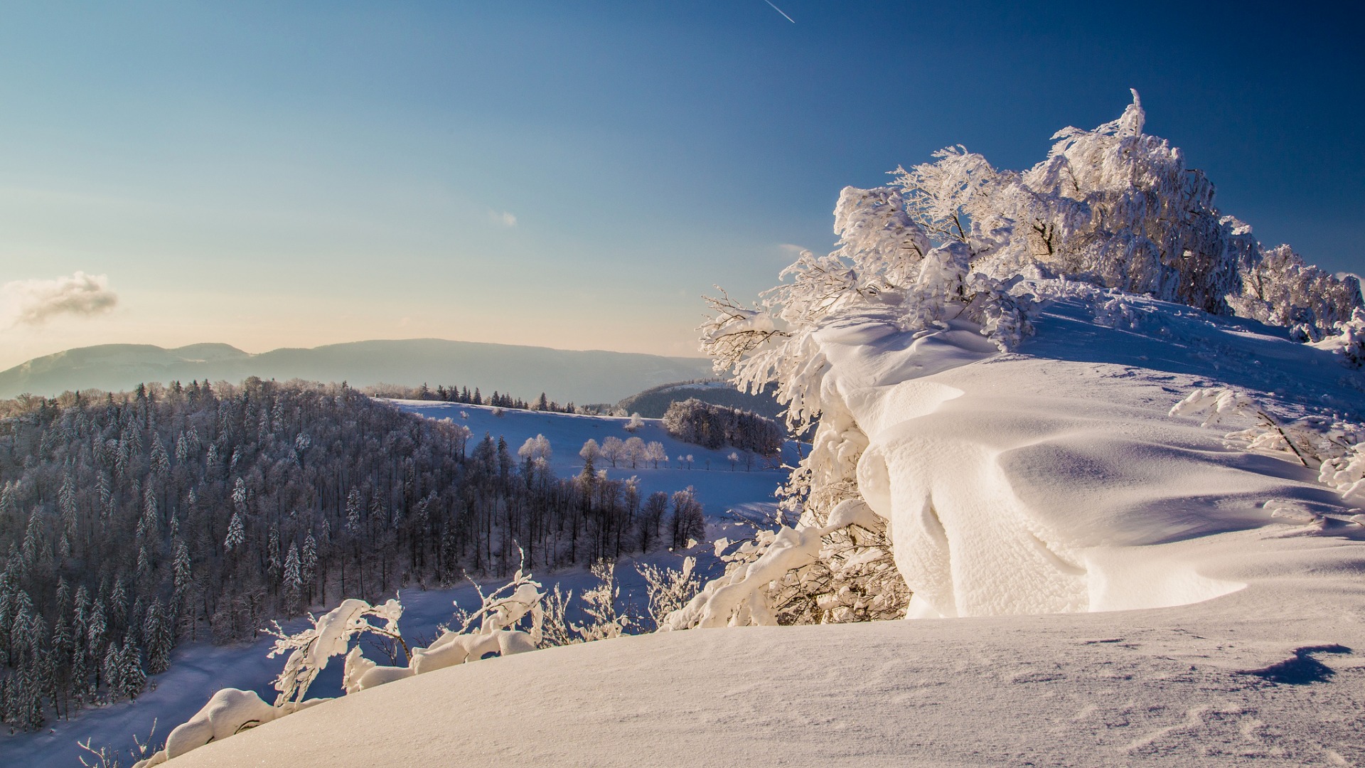 ['高清冬季雪景壁纸 山林天空风景桌面背景']