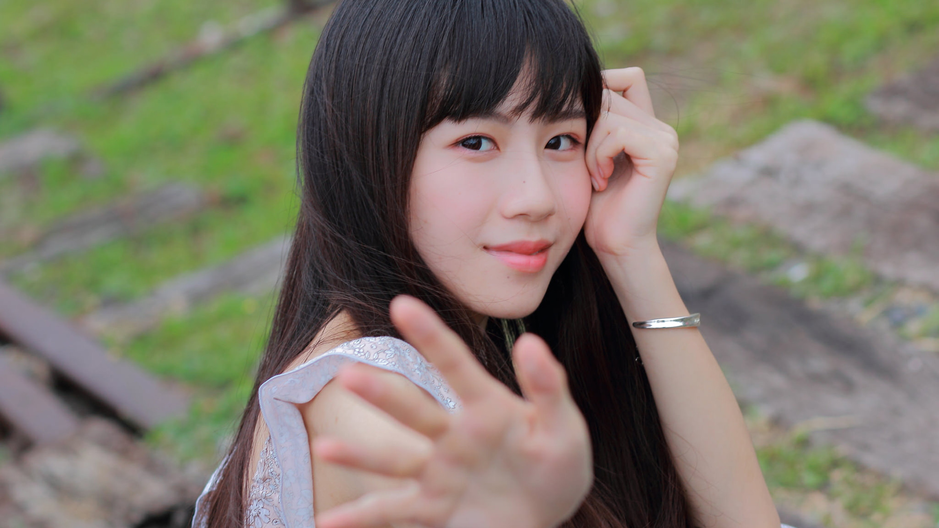 ['梁家瑜 清纯美女 长发 高清桌面壁纸']