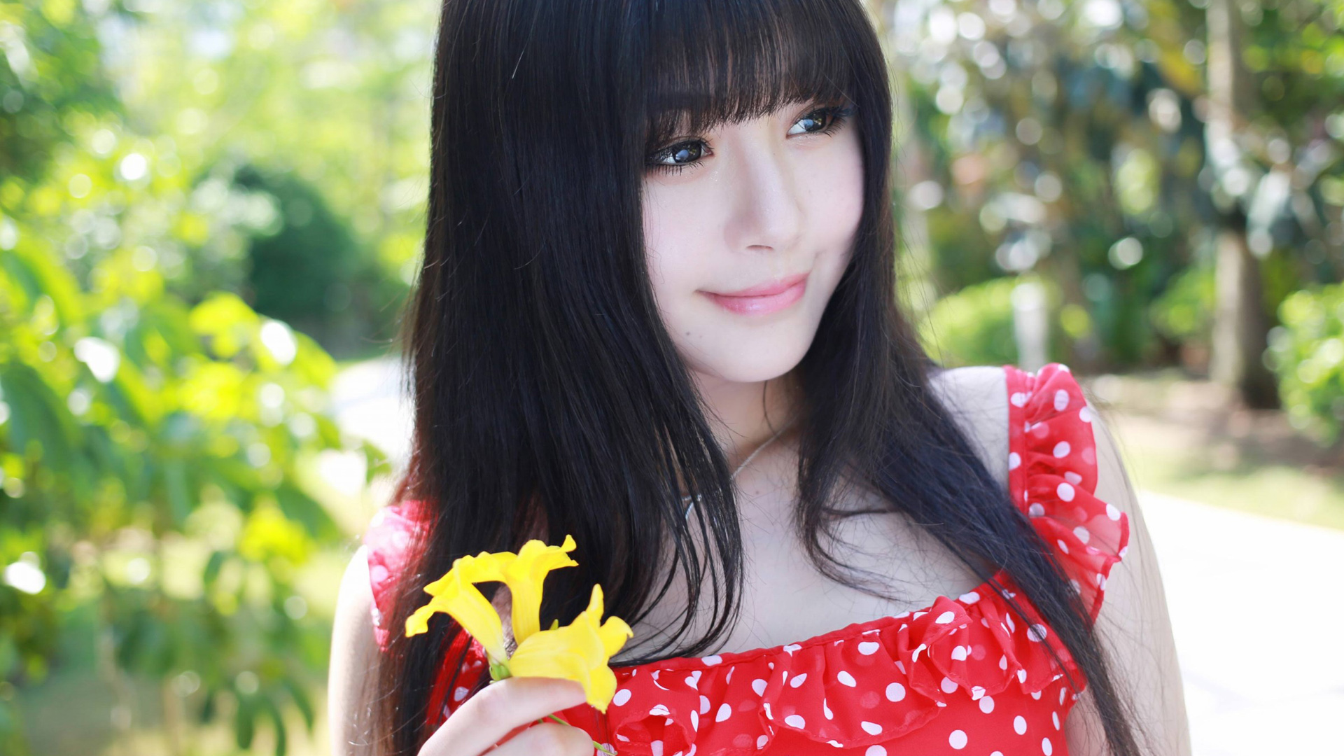 ['清纯可爱邻家女孩 小清新红裙波点写真高清壁纸']