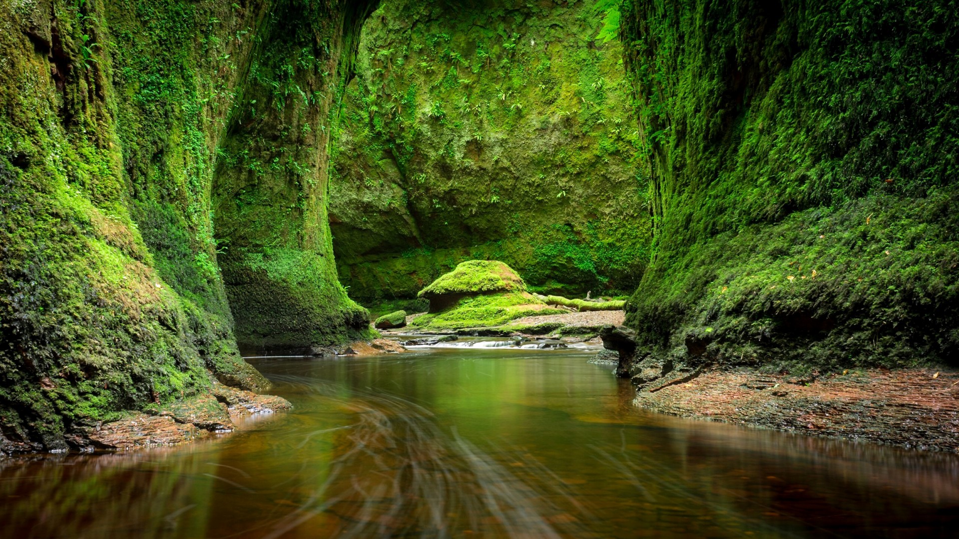 ['自然风景 悬崖 岩石 苔藓 绿色植物 小溪 风景桌面壁纸']