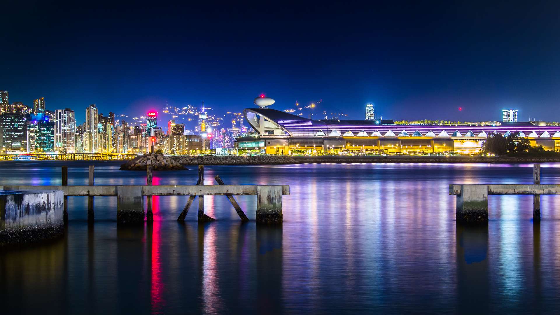 ['海滨城市夜景 2K桌面壁纸 青岛夜景 大连夜景 厦门夜景 海滩倒影高清壁纸']