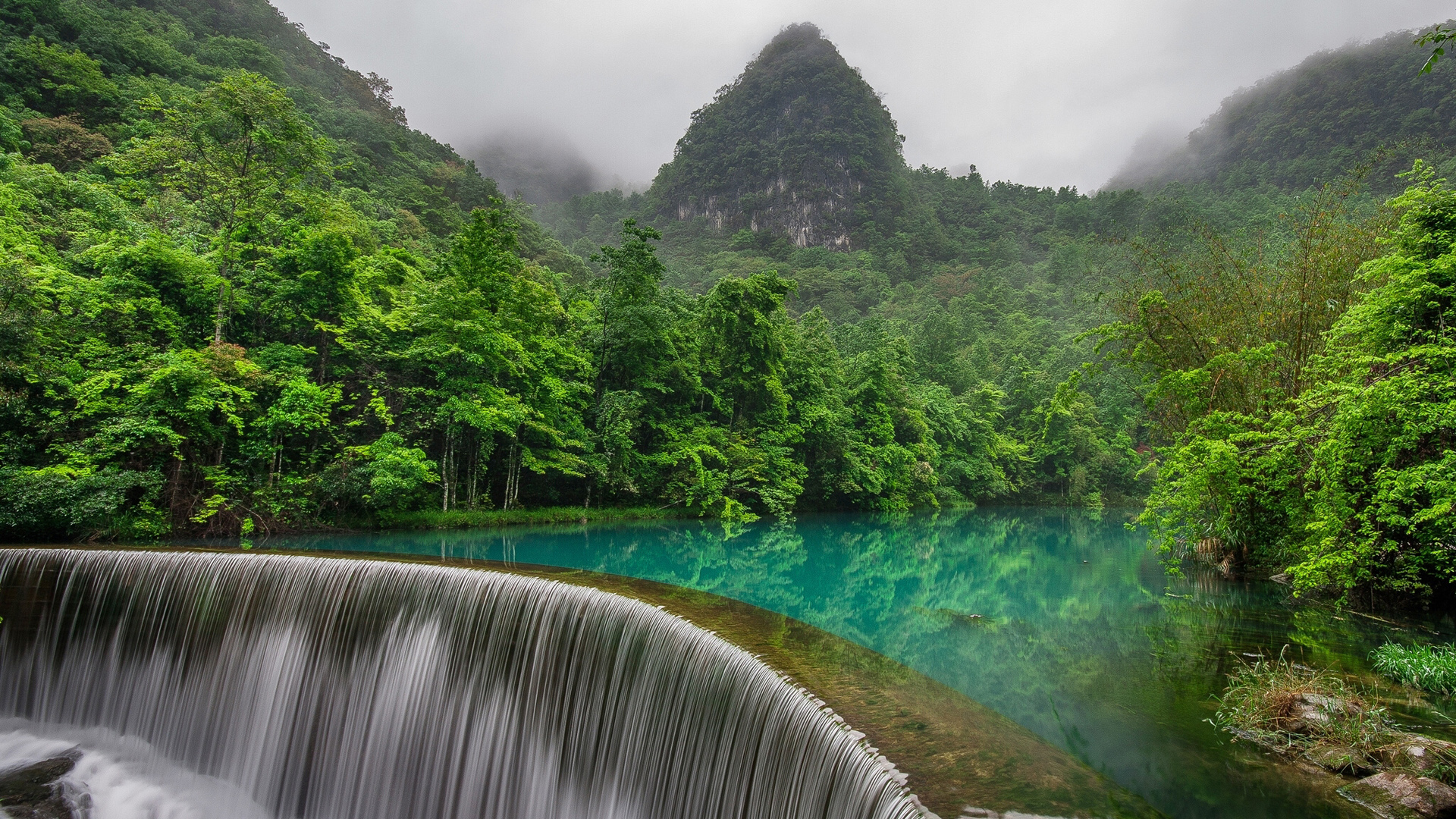 ['瀑布 山 森林河流 绿水 自然风景桌面壁纸']