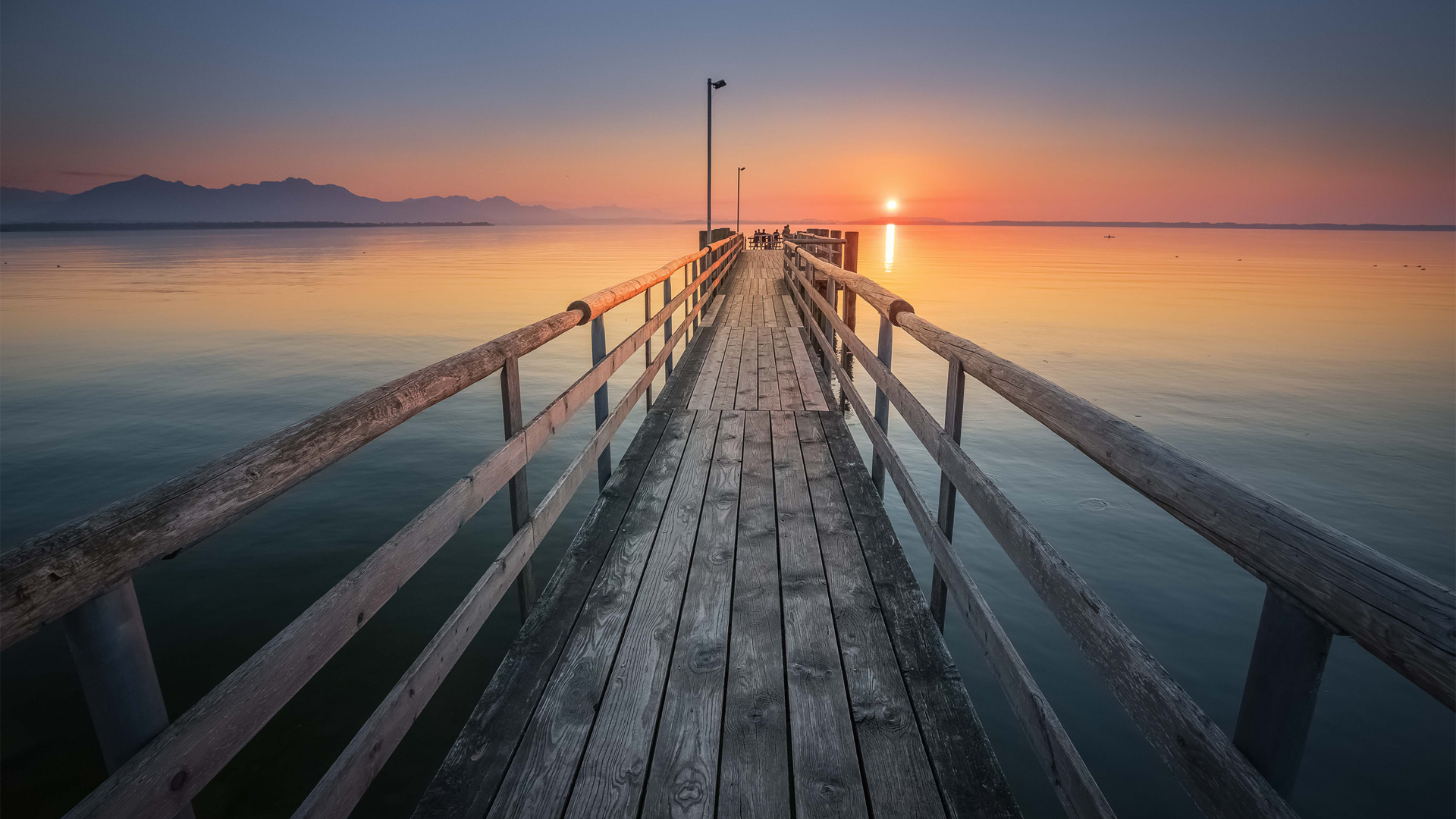 ['夕阳 木栈道 唯美风景 壁纸 海边湖畔']