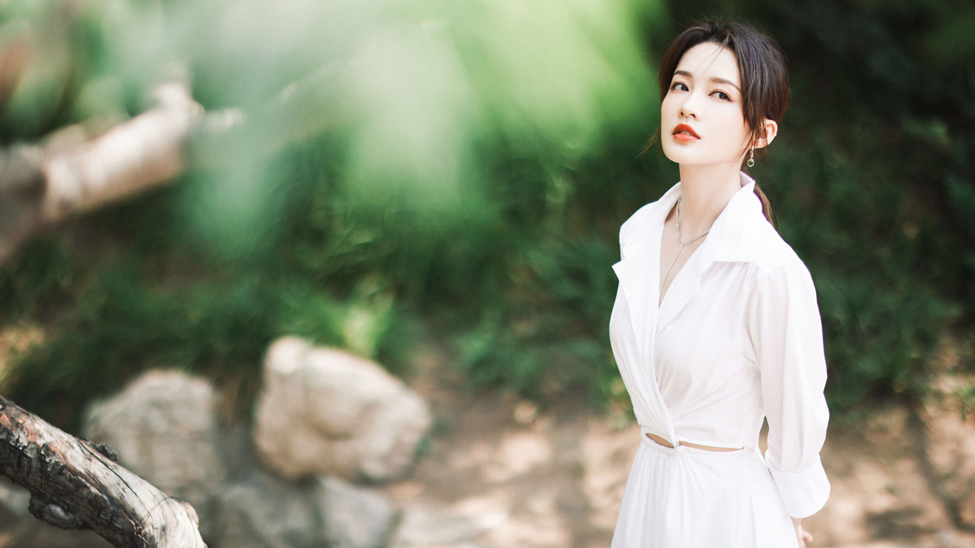 ['高清壁纸 唯美写真 小清新 李沁 古装扮相 现代时尚 清新脱俗 明星气质']