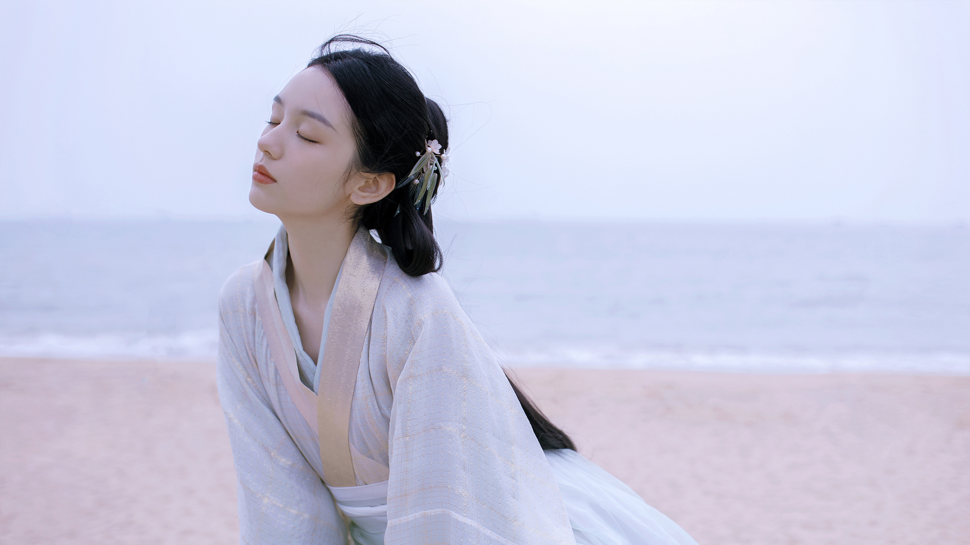 ['周也 古风 壁纸 唯美 造型 琵琶 石榴花 战损侧颜 女将星']