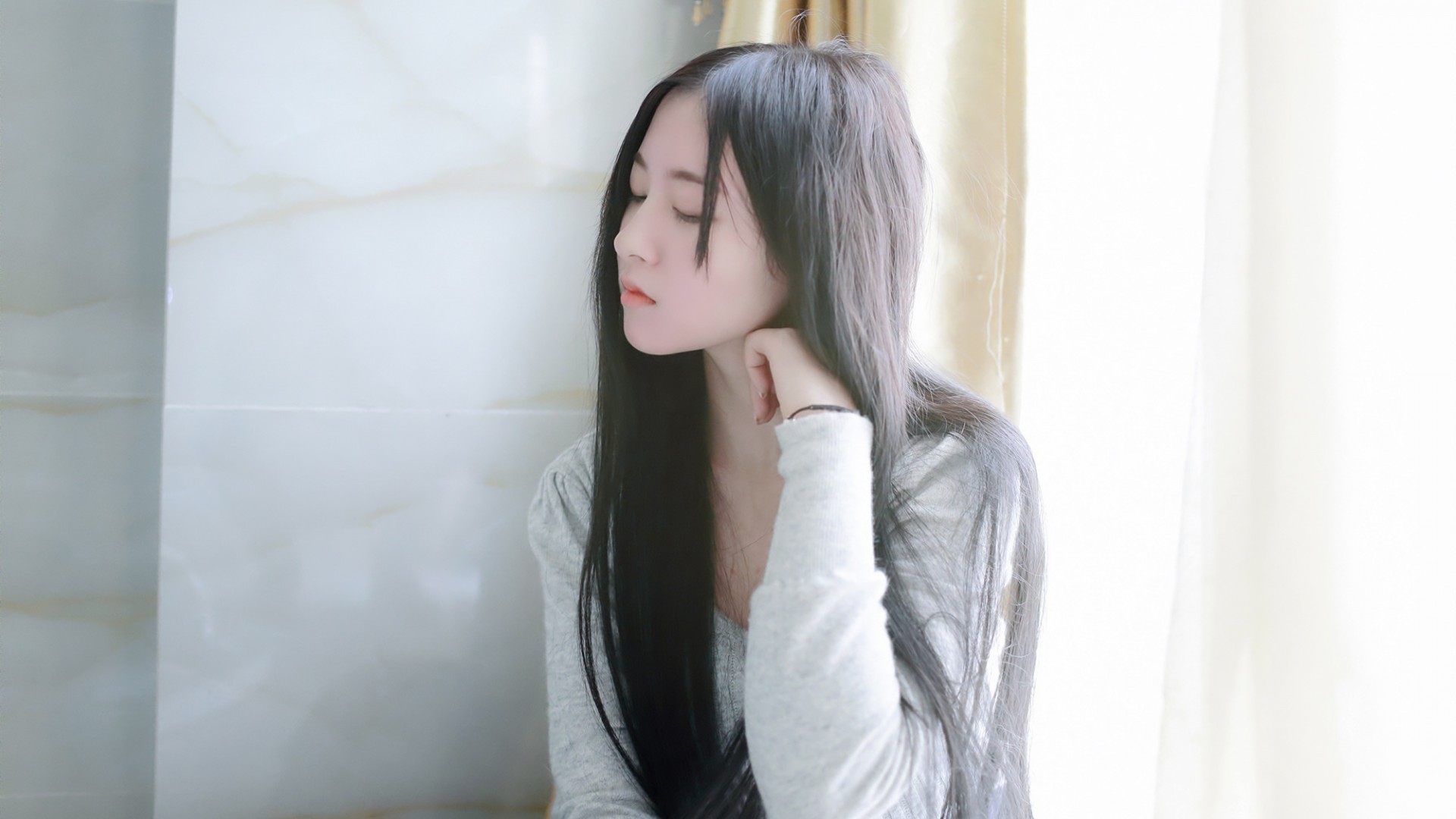 ['侧颜清纯美女唯美高清壁纸']
