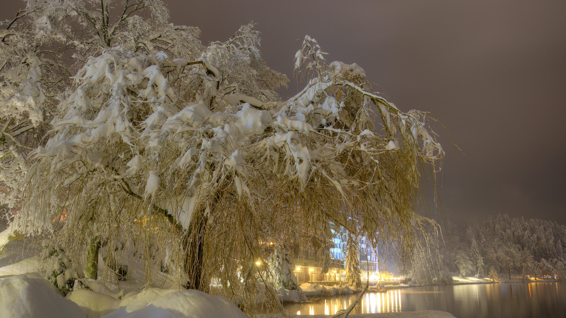 ['冬季雪景 高清壁纸 河流夜景 雪堆风光 桌面背景']