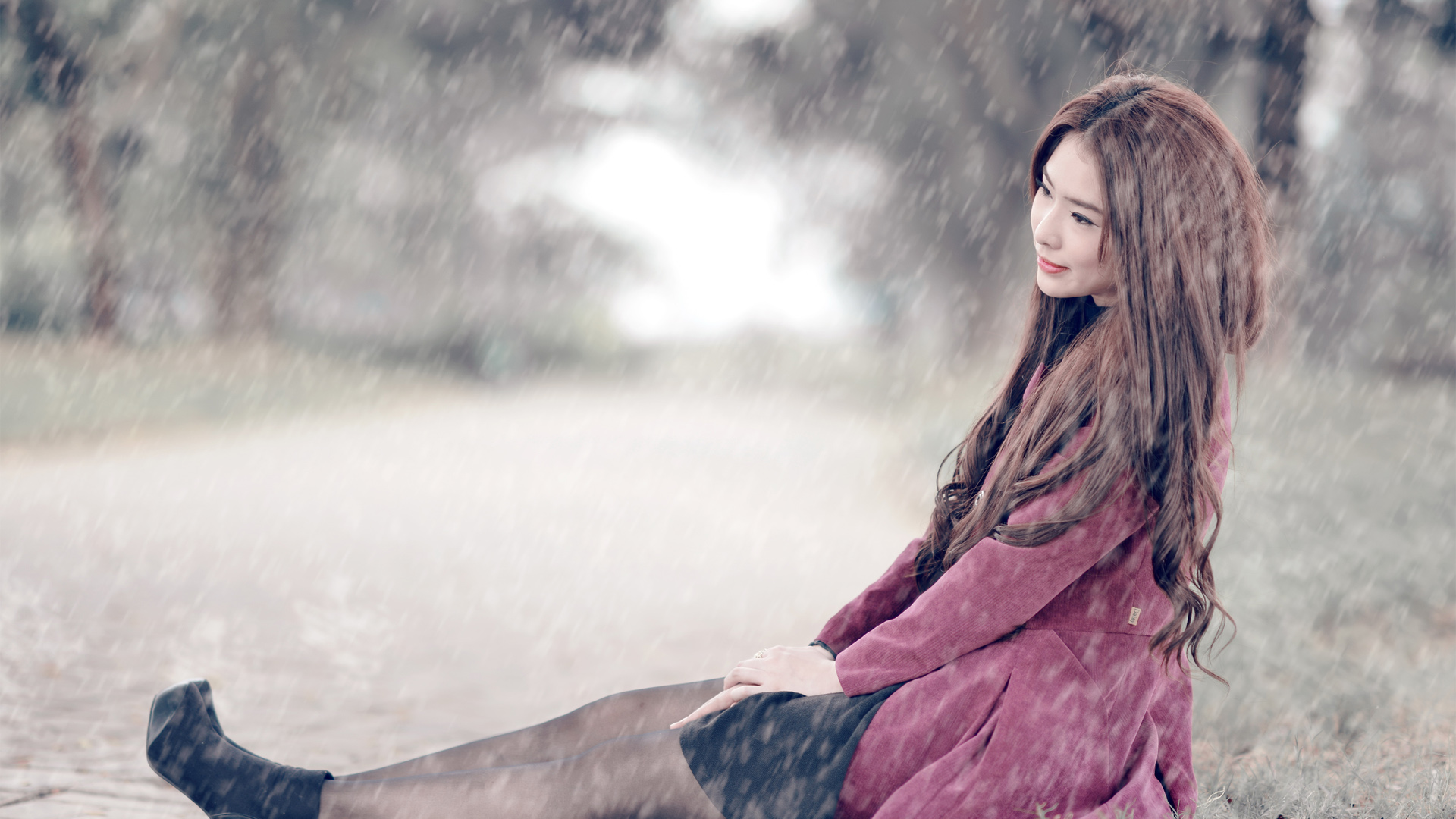 ['雨天街道女孩唯美高清壁纸']