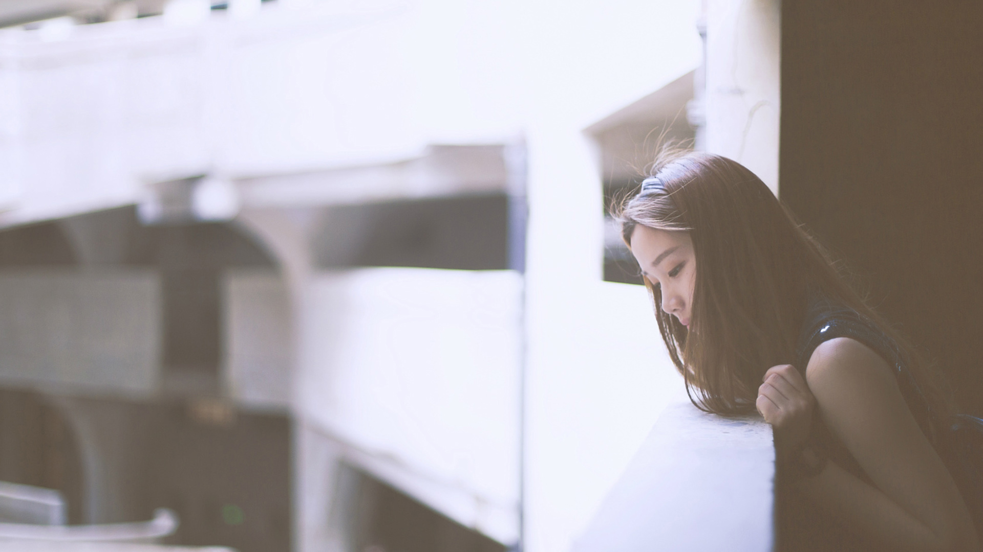 ['唯美静谧侧颜女孩等待壁纸']