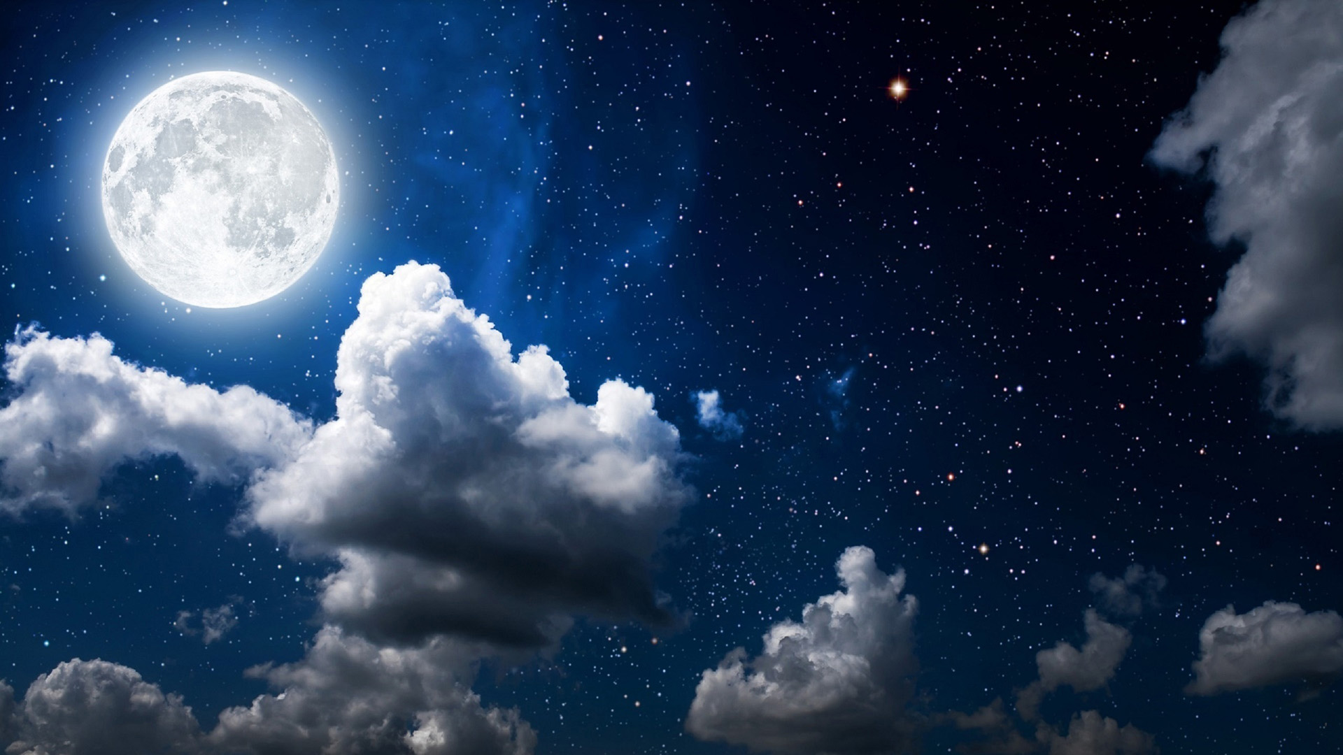 ['夜晚星空壁纸：月亮 星星 云朵与唯美天空的光影盛宴']