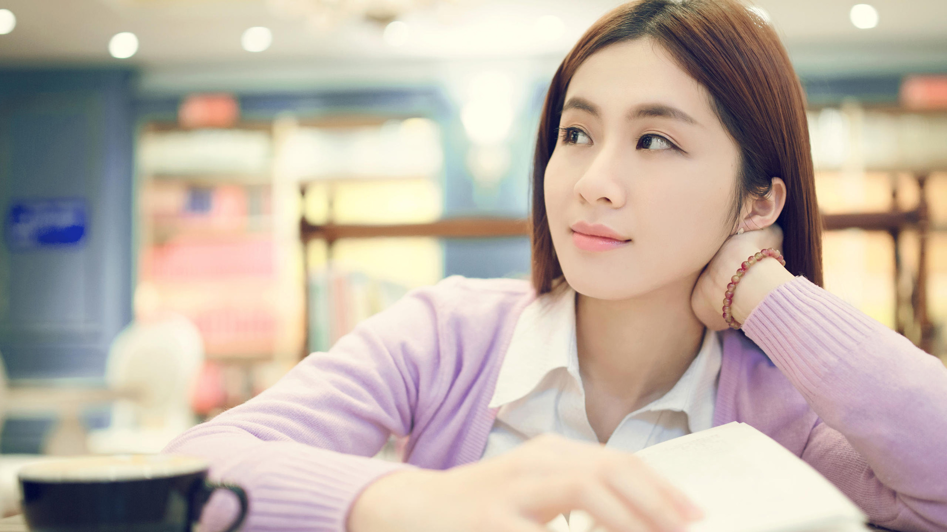 ['咖啡馆 美女 写真 小清新 文艺 高清桌面壁纸']