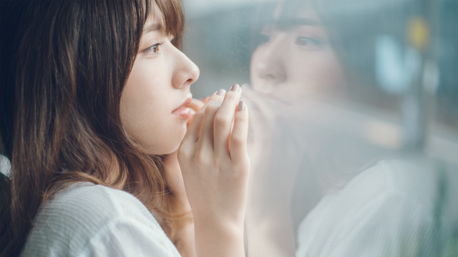 ['玻璃窗前 高清心情美女壁纸 4K桌面下载']