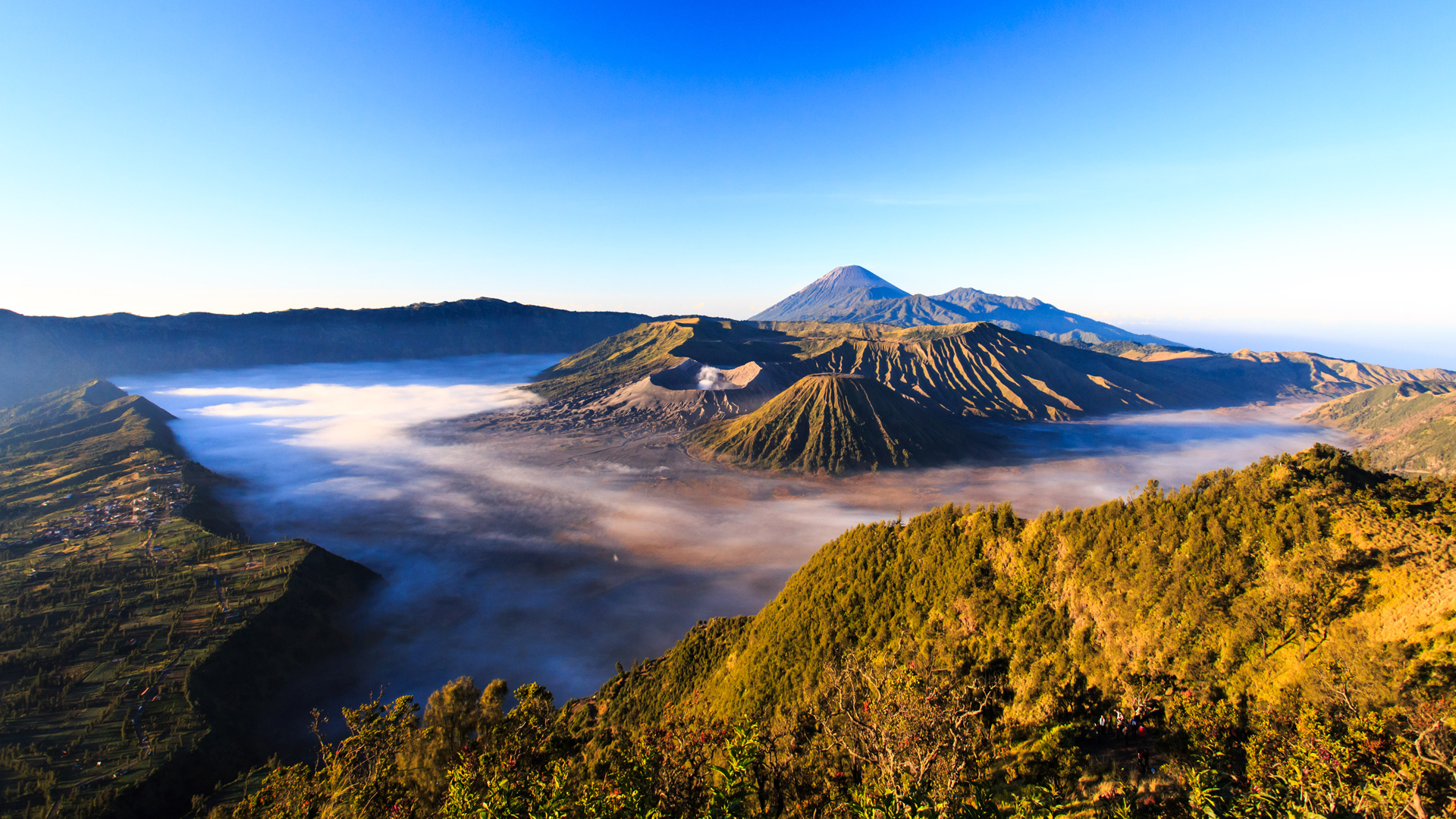 ['婆罗摩火山云雾缭绕活火山日出壮观自然风光高清桌面壁纸']