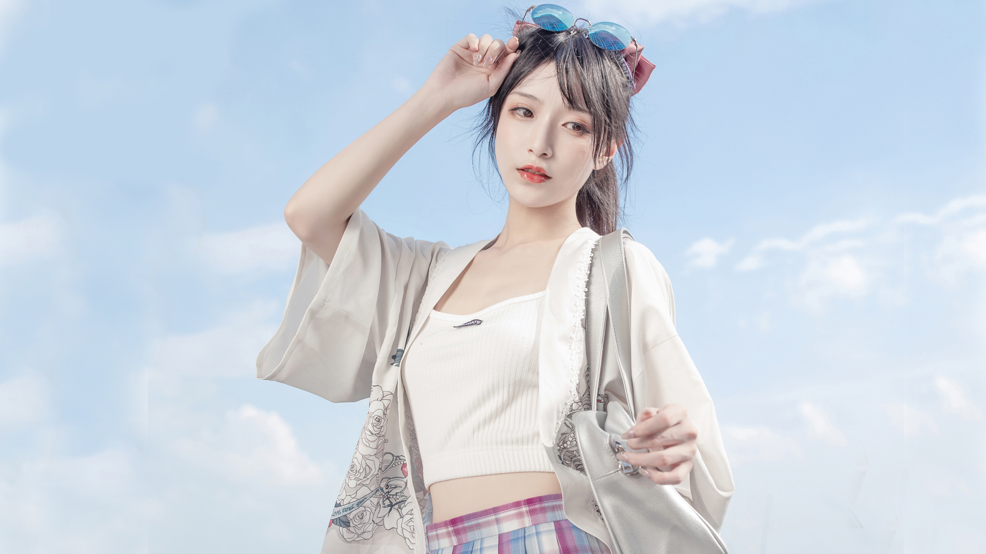 ['天空 阳光 墨镜 养眼身材美女壁纸']