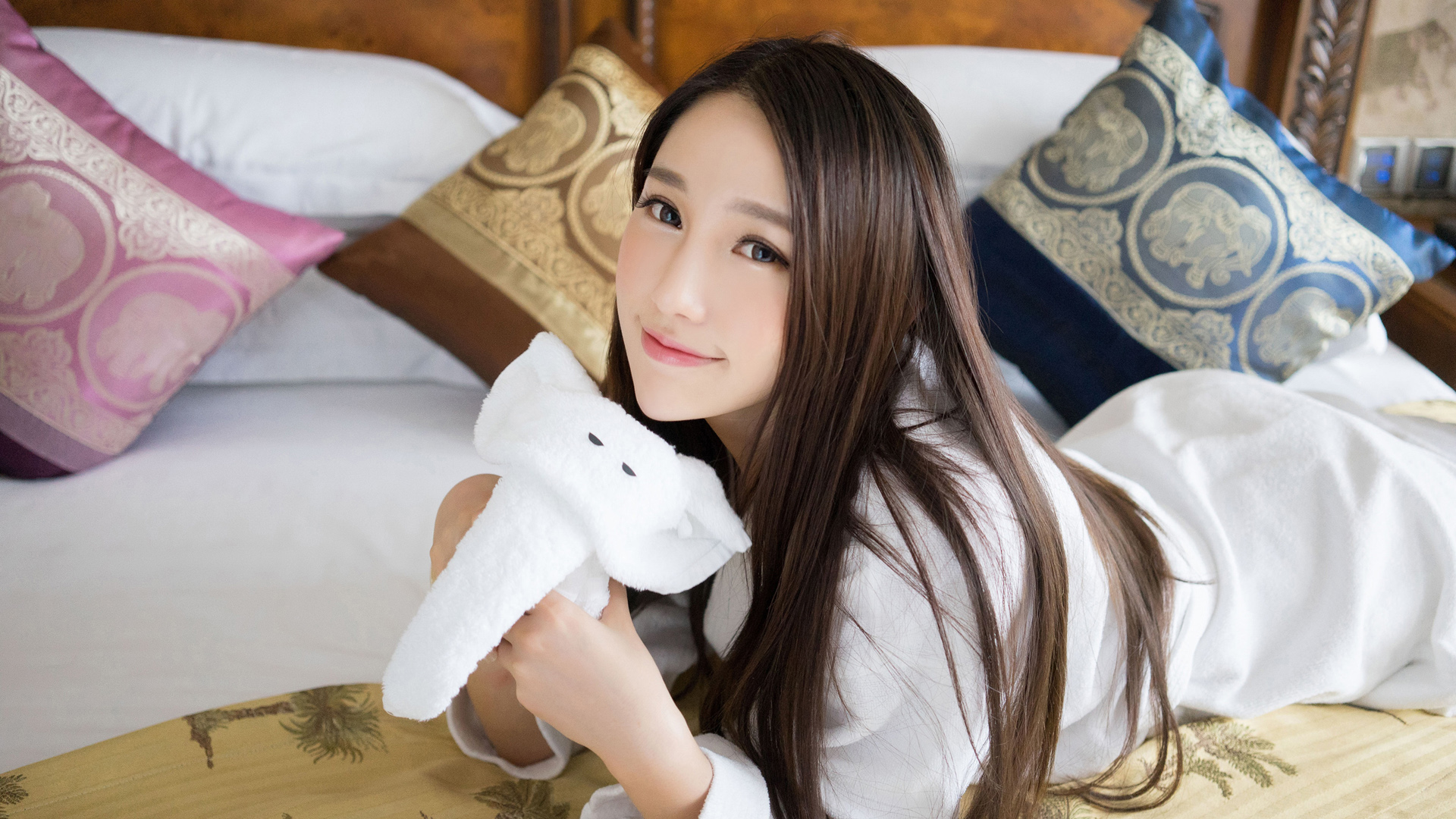 ['刘奕宁Lynn 4K高清美女壁纸 居家写真 桌面壁纸']