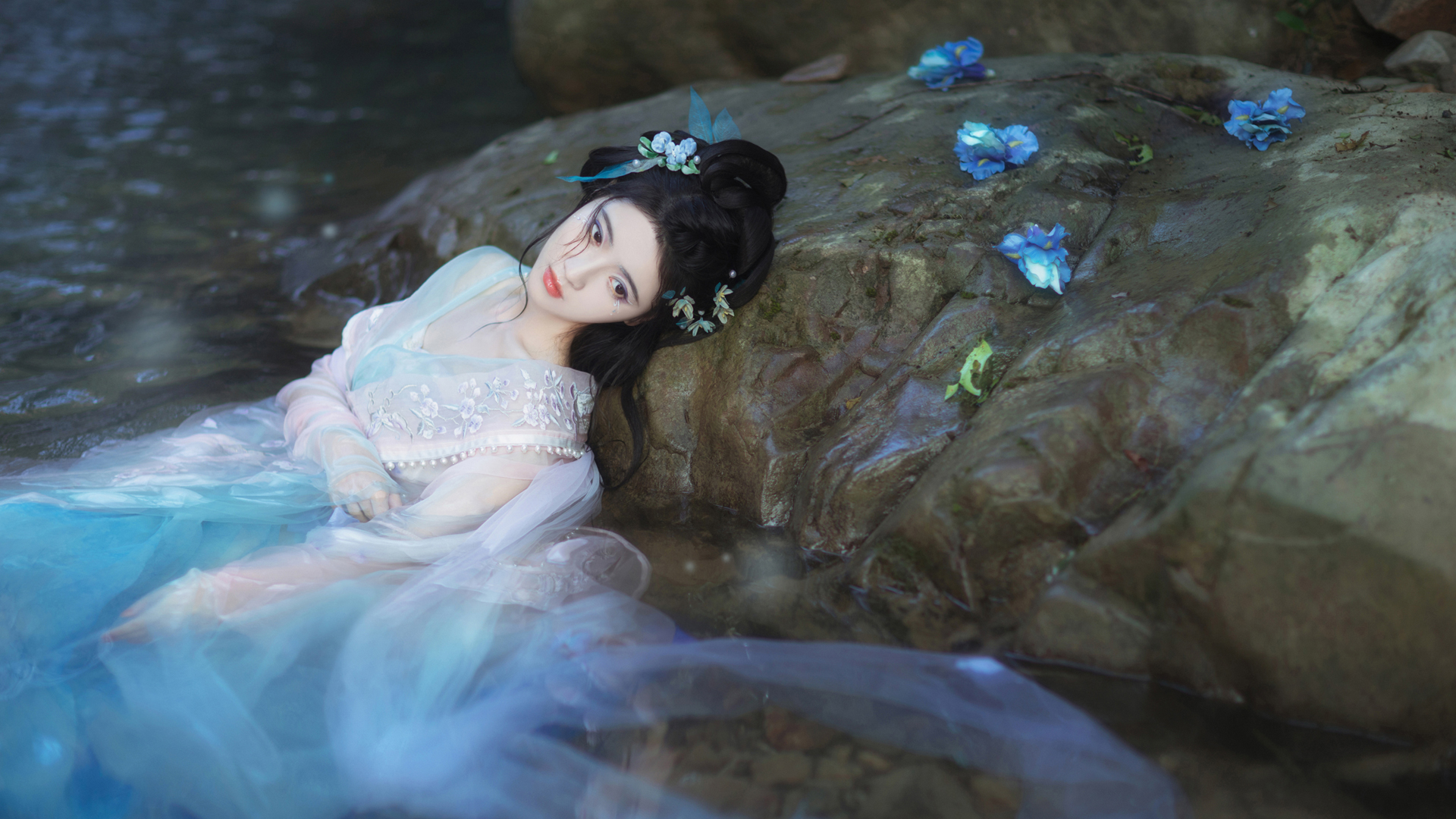 ['古风美女 古装女子 唯美小溪 水景 4K壁纸']