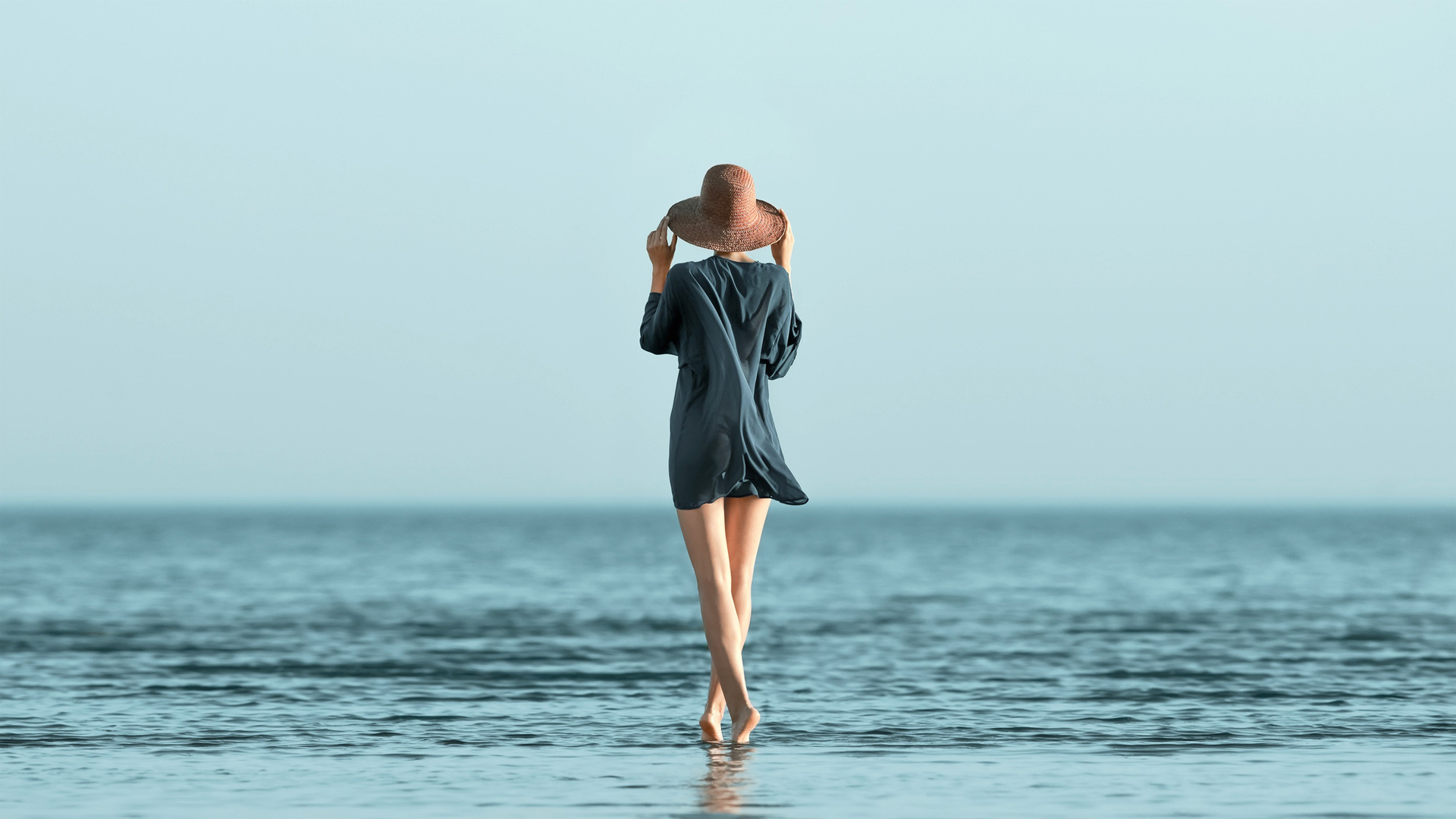 ['海边女孩 帽子 裙子 唯美桌面壁纸 高清海边美女壁纸']