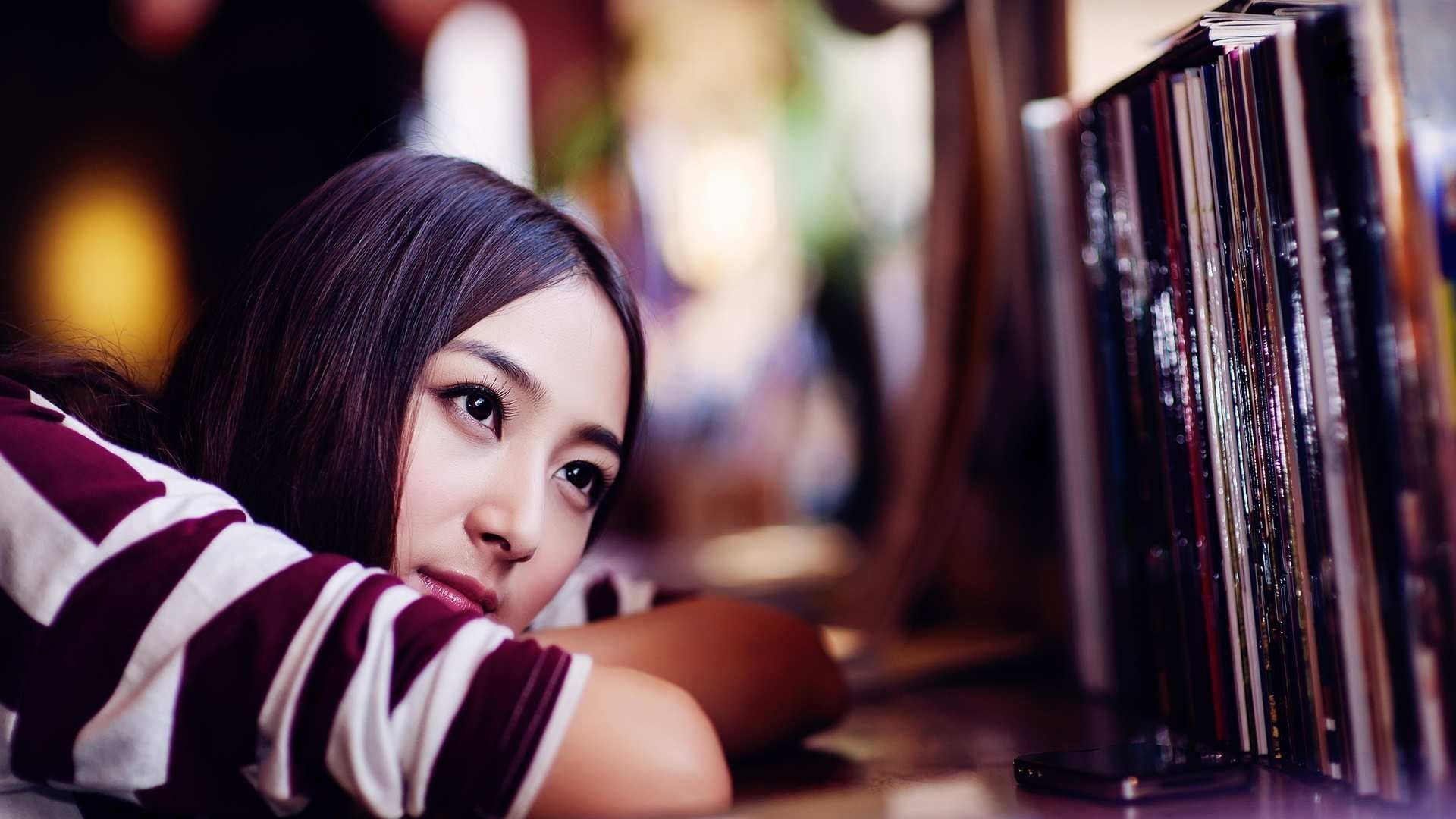 ['清纯美女 明亮眼睛 书桌学习 课本手机 青春壁纸']