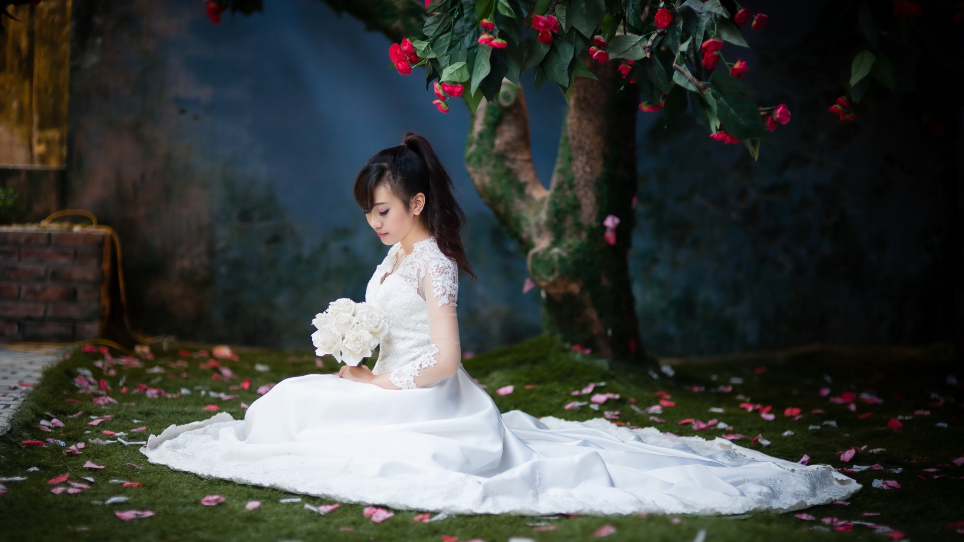['白色婚纱 女孩 树下 鲜花 花瓣 唯美壁纸']