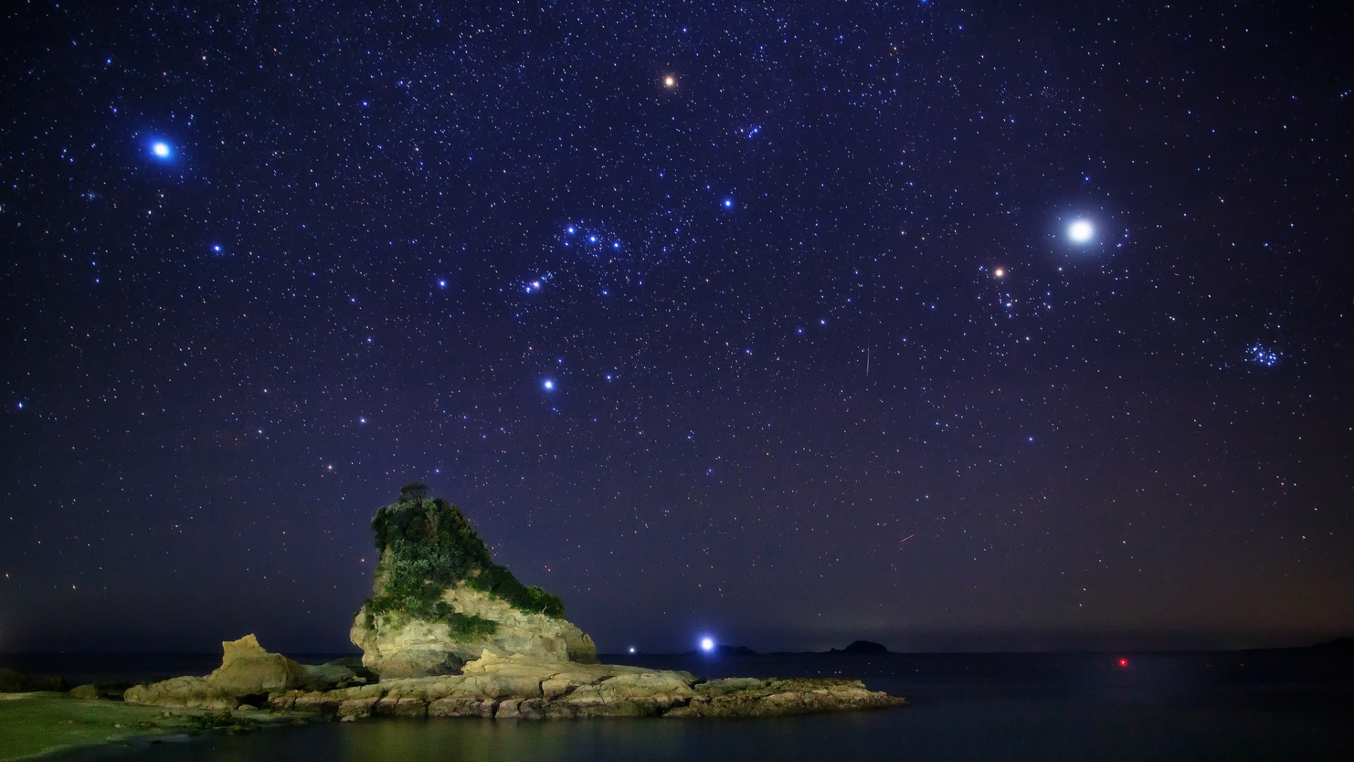 ['自然风景 夜晚星空 树 大海 石头 桌面壁纸']