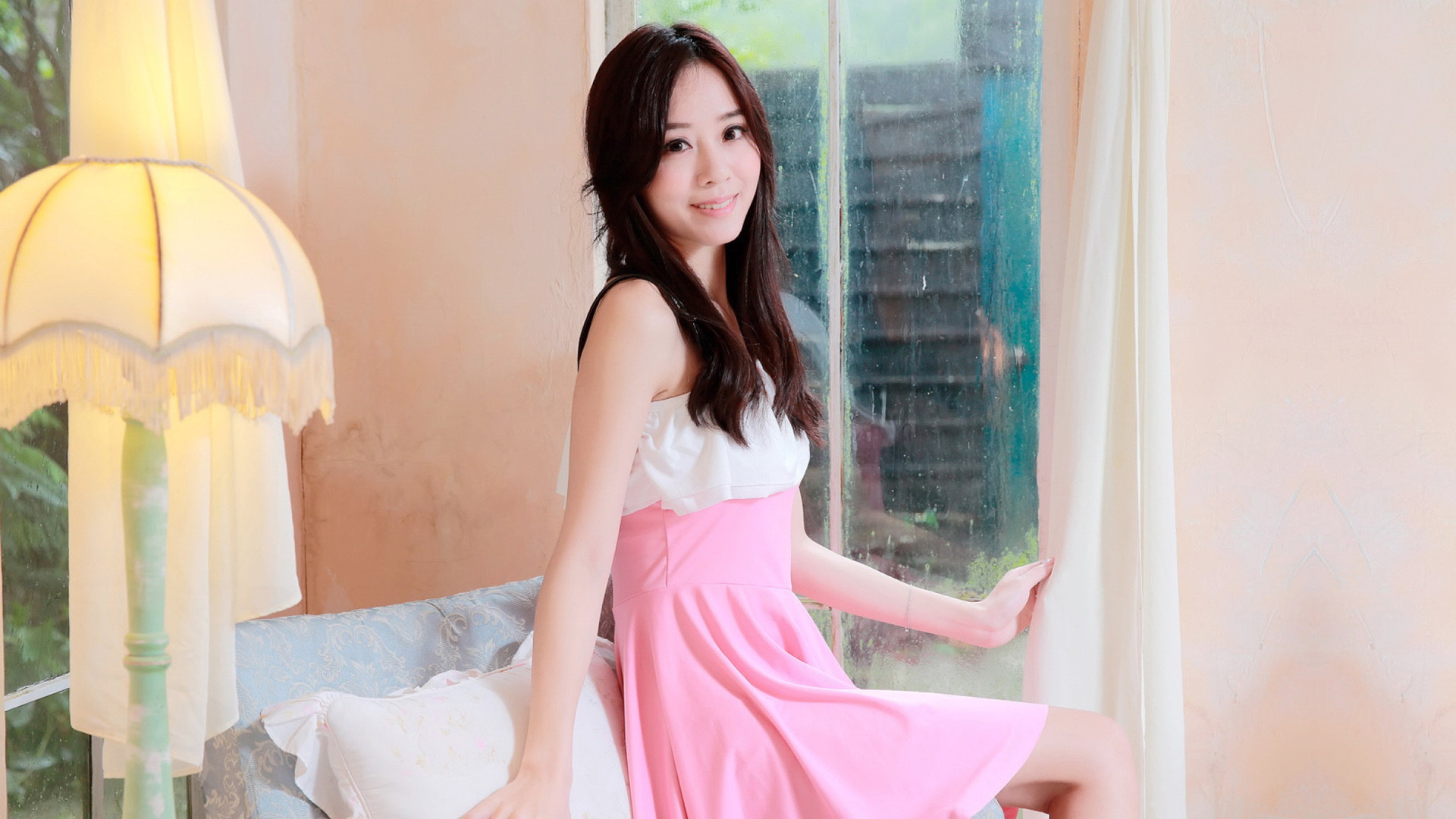 ['邻家 清纯 甜美 粉裙 居家写真 美女壁纸']