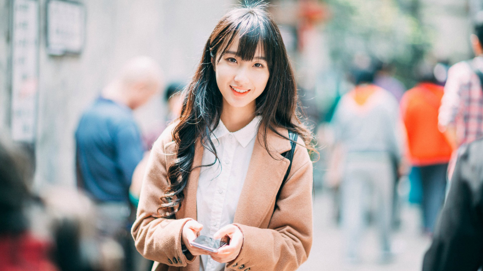 ['清纯美女 街拍 微笑 文艺 高清壁纸']