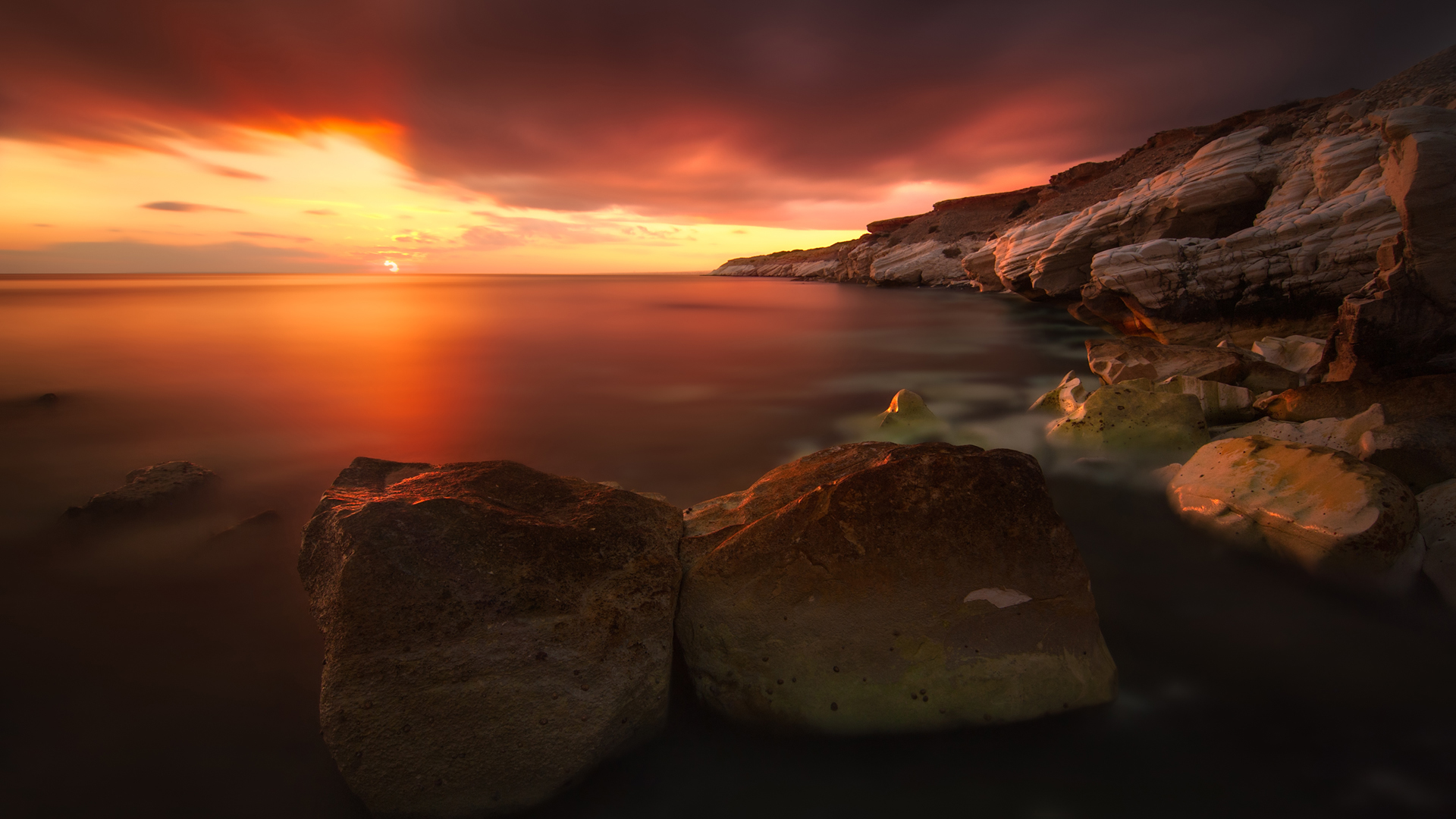 ['海边落日 风景壁纸 夕阳余晖 椰树剪影 橘色晚霞']