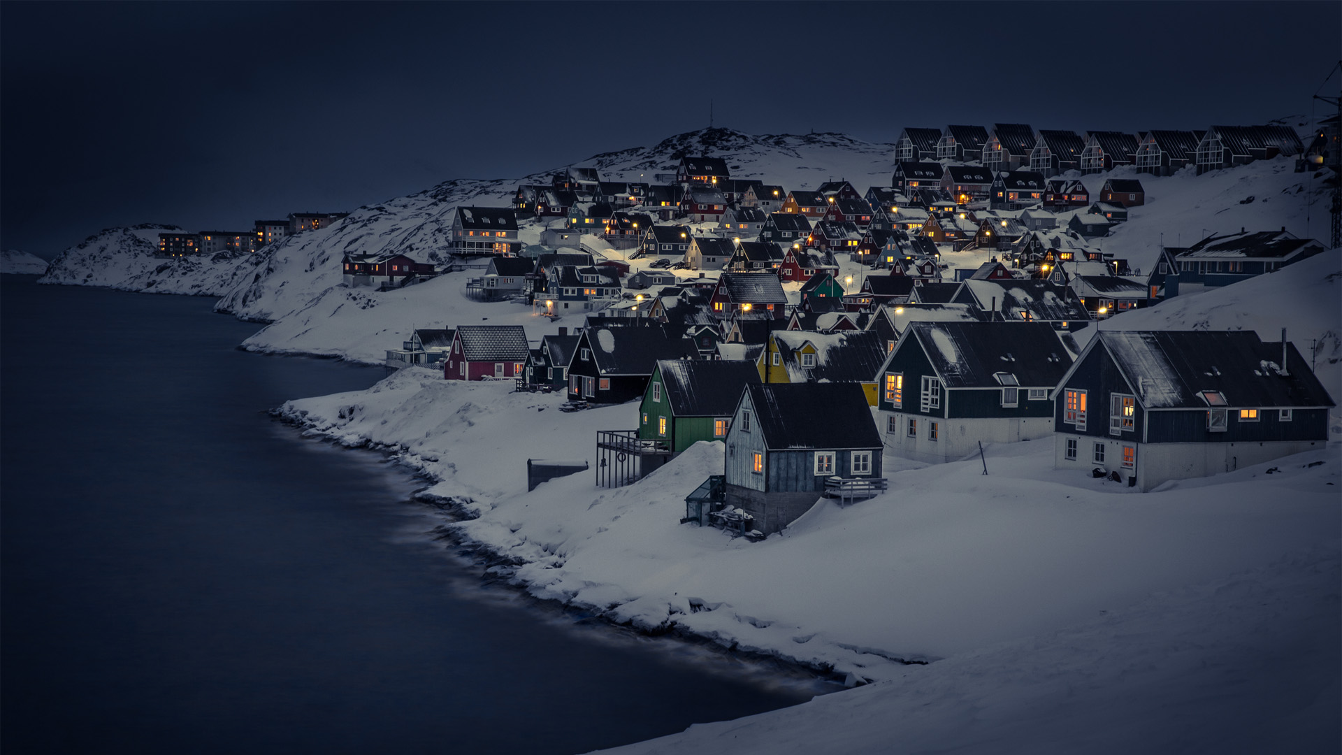 ['努克 极光 雪景 彩色木屋 冬季夜景壁纸']