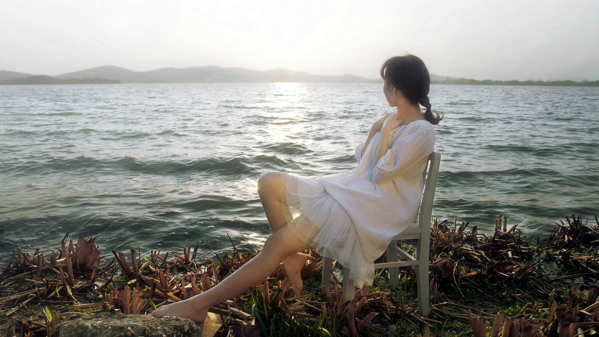 ['海边 白色裙子 清纯美女 沙滩 唯美写真 桌面壁纸']
