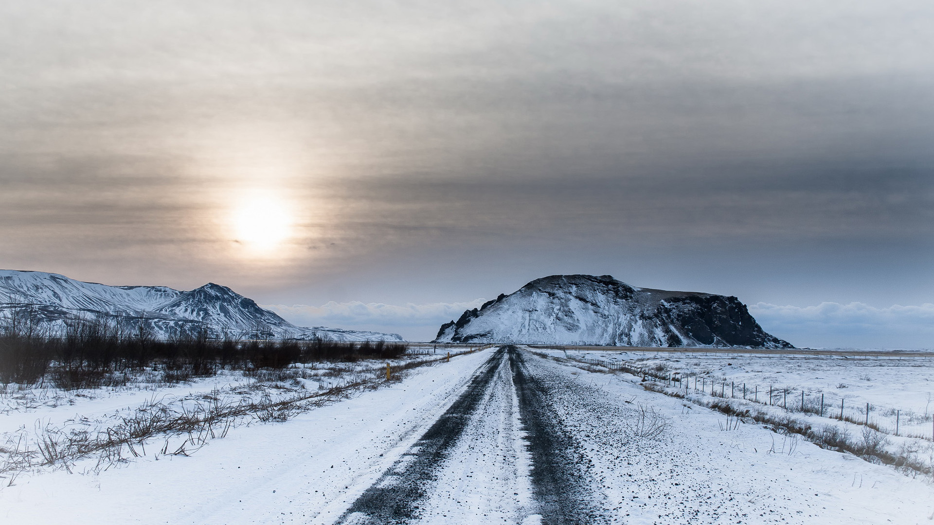 ['冬季公路风景 天空 阳光 雪景高清桌面壁纸']