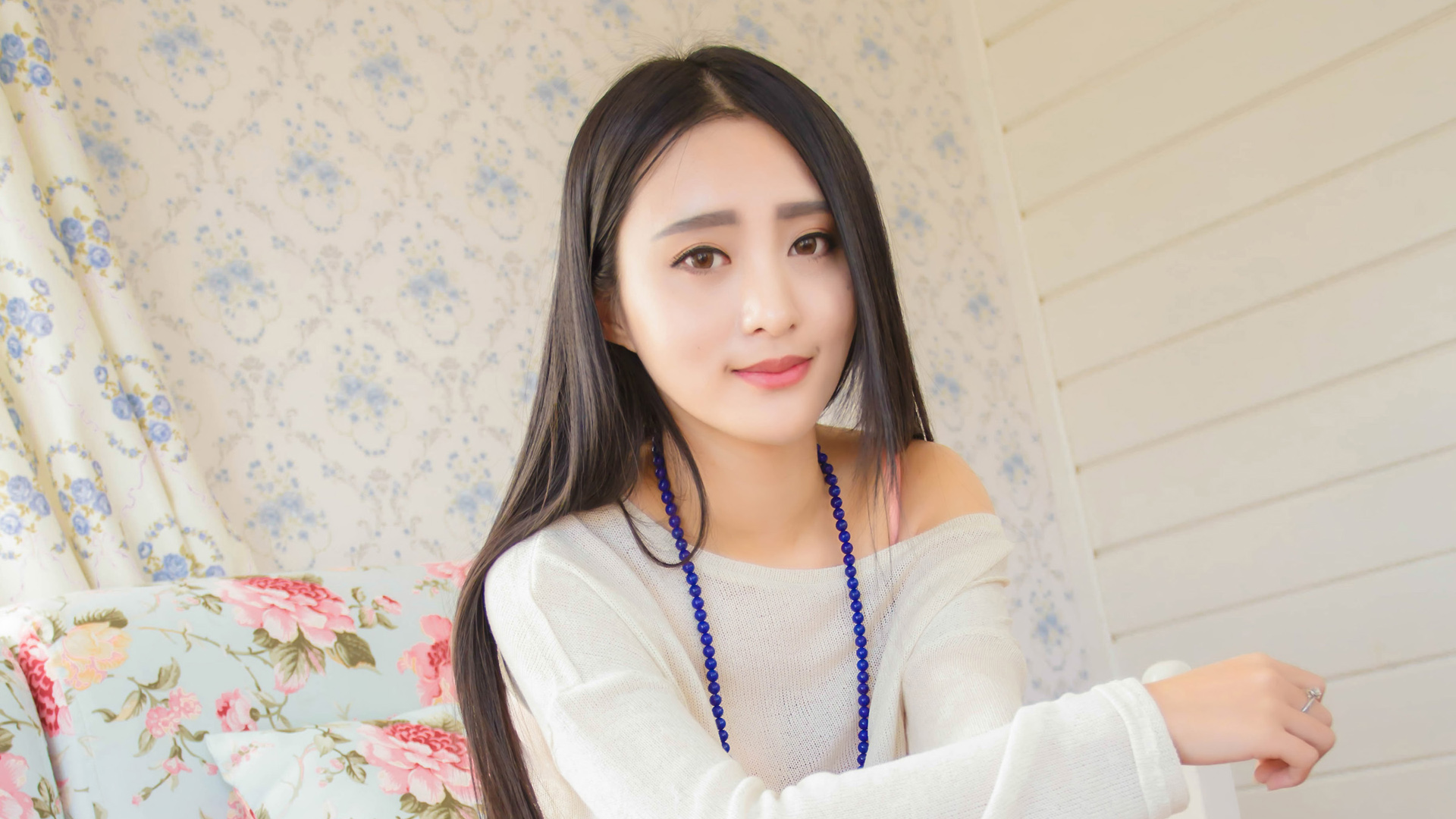 ['长发女神 Lucky咏丹 居家写真 纯欲风 桌面壁纸']