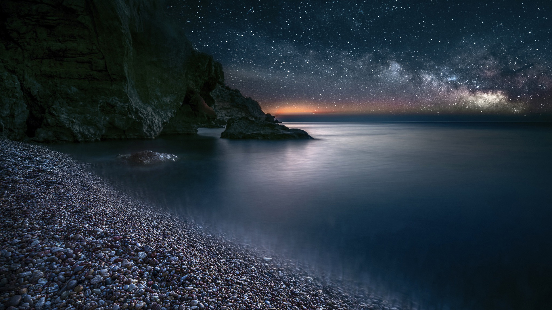 ['海滩夜晚星空 岩石石头 高清风景桌面壁纸']
