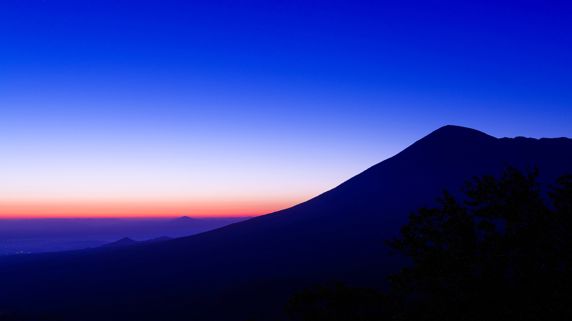 ['自然风景 桌面壁纸 天空 发光 山 树']
